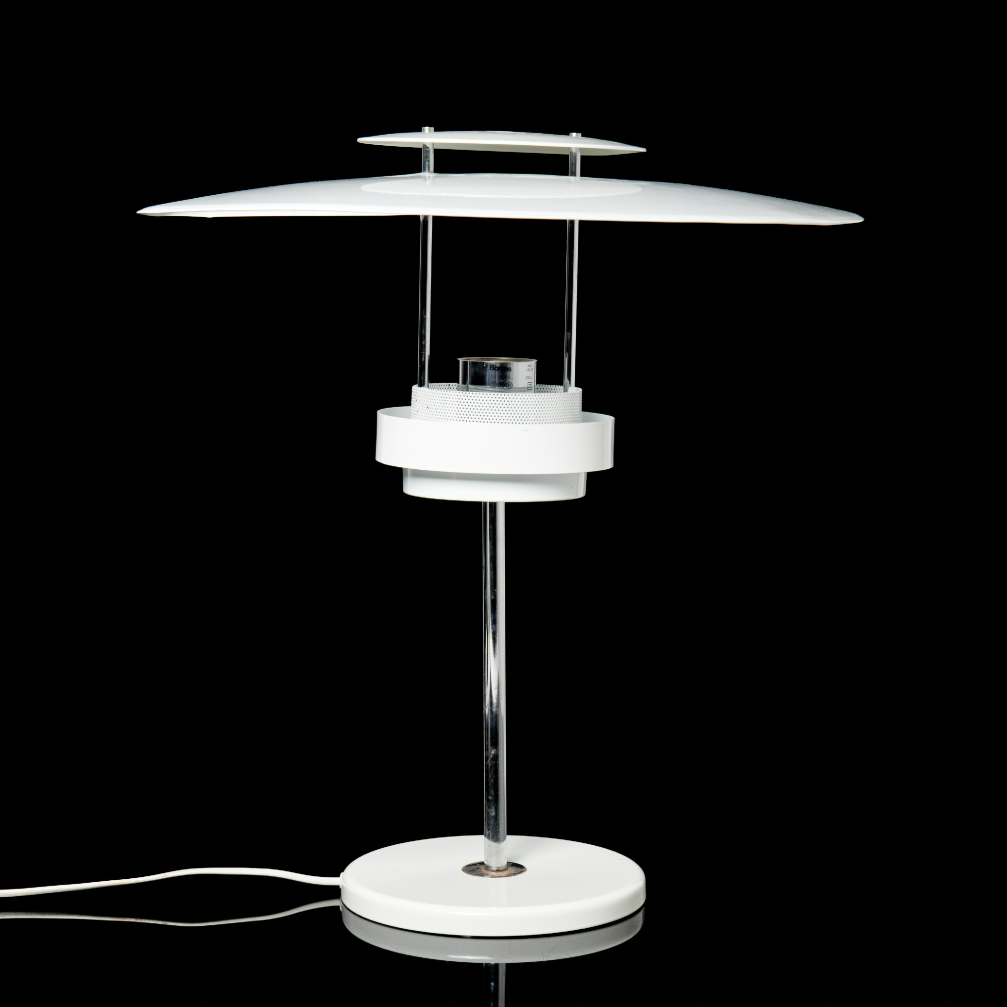 OLLE ANDERSSON. Bordslampa, "Aurora", no. 8296, vitlackerad metall, etikettmärkt Boréns, samtida tillverkning.