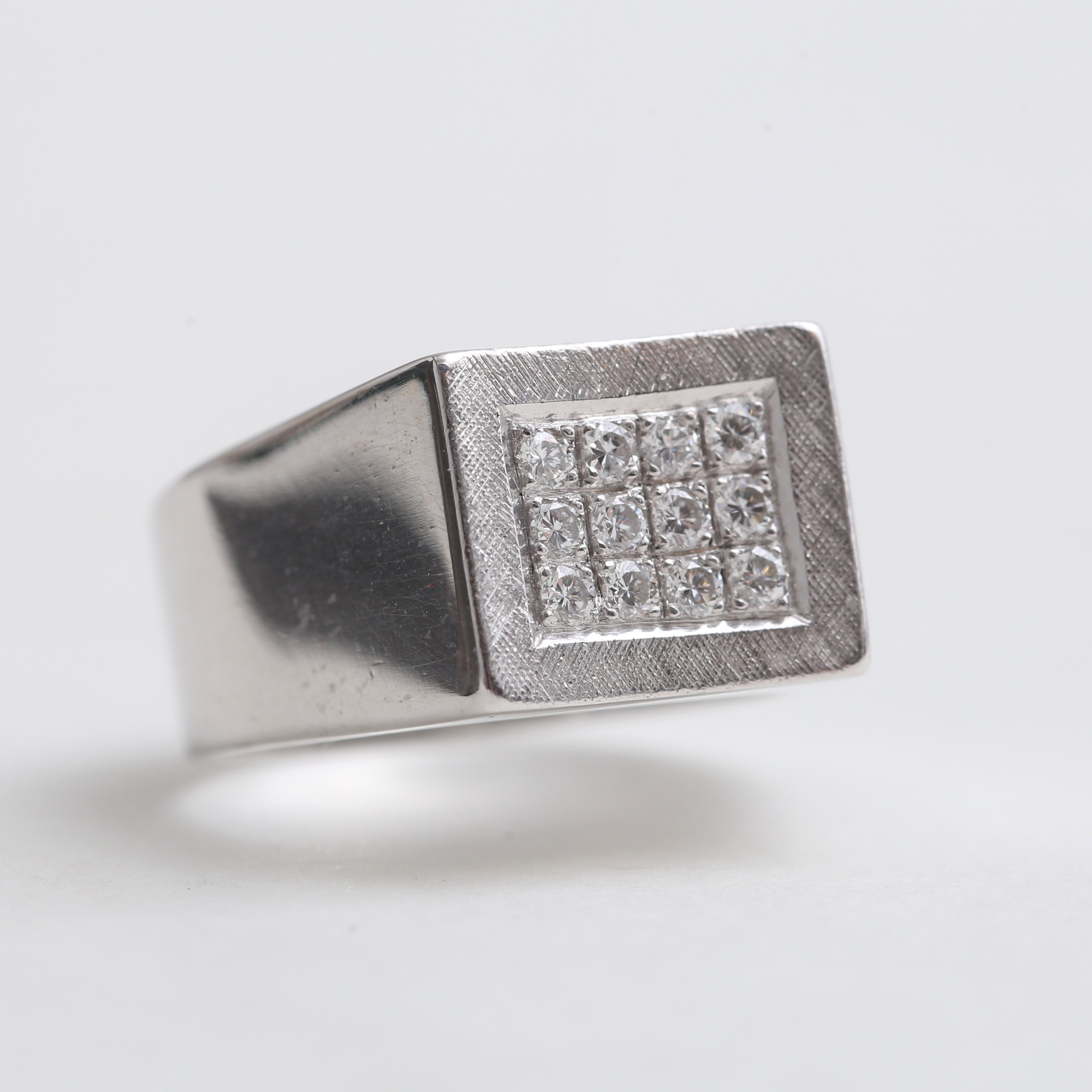 KLACKRING, 18 k vitguld med 12 stenar, 8,99 gram.