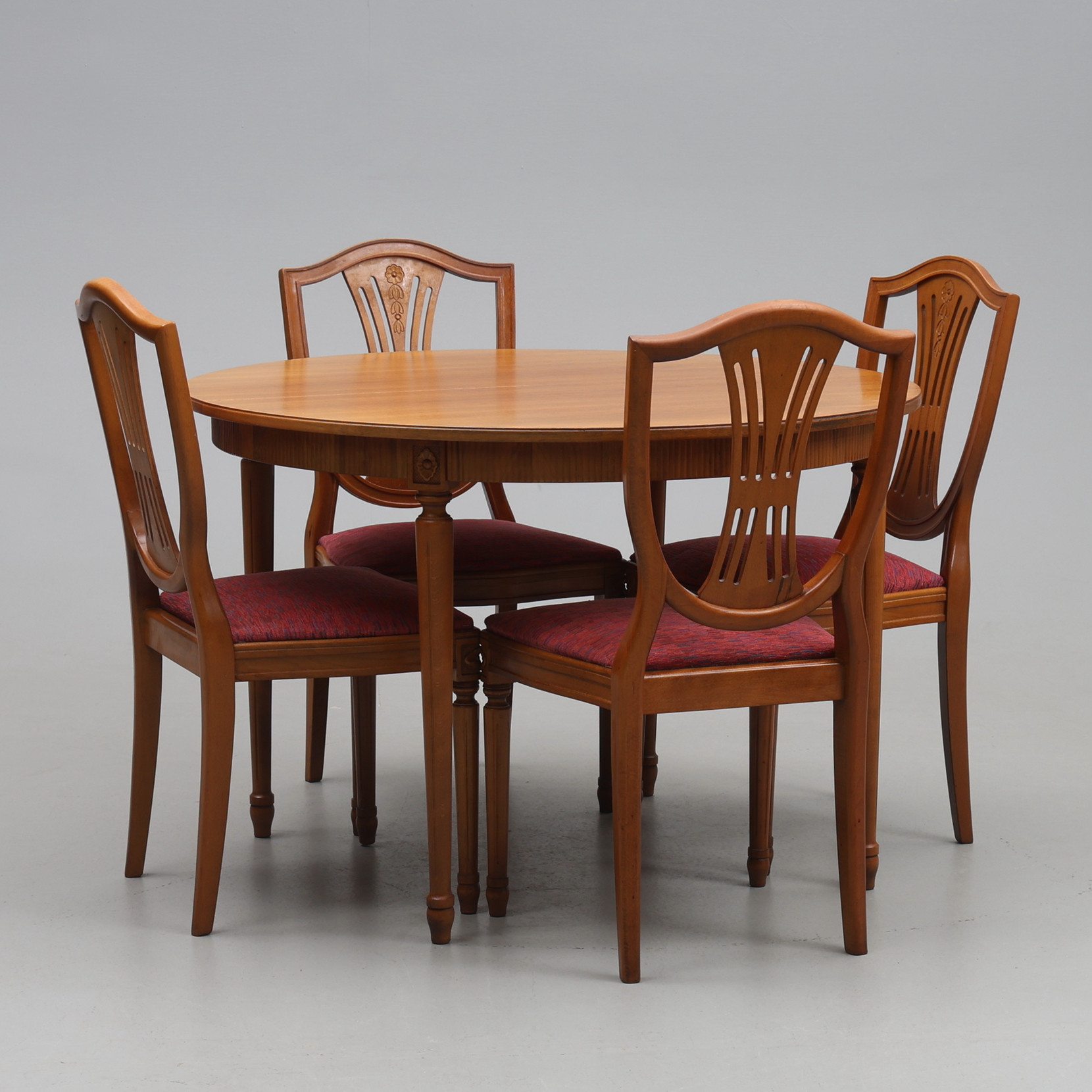 MATSALSGRUPP, 4 stolar, och 2 st iläggsskivor, gustaviansk stil, 1900-tal.