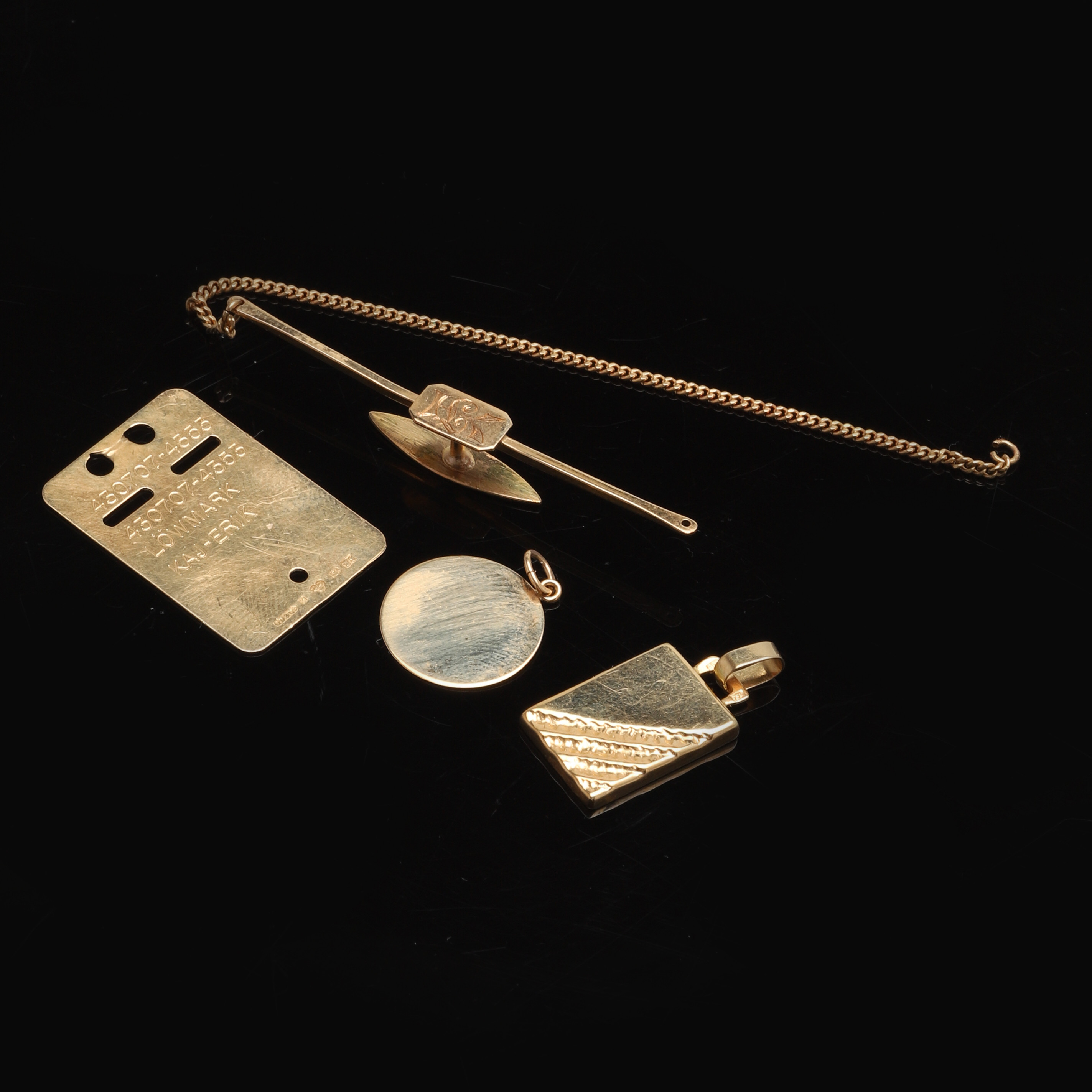 PARTIGULD. 18K guld. 4 delar, Vikt ca 7,2 gram.