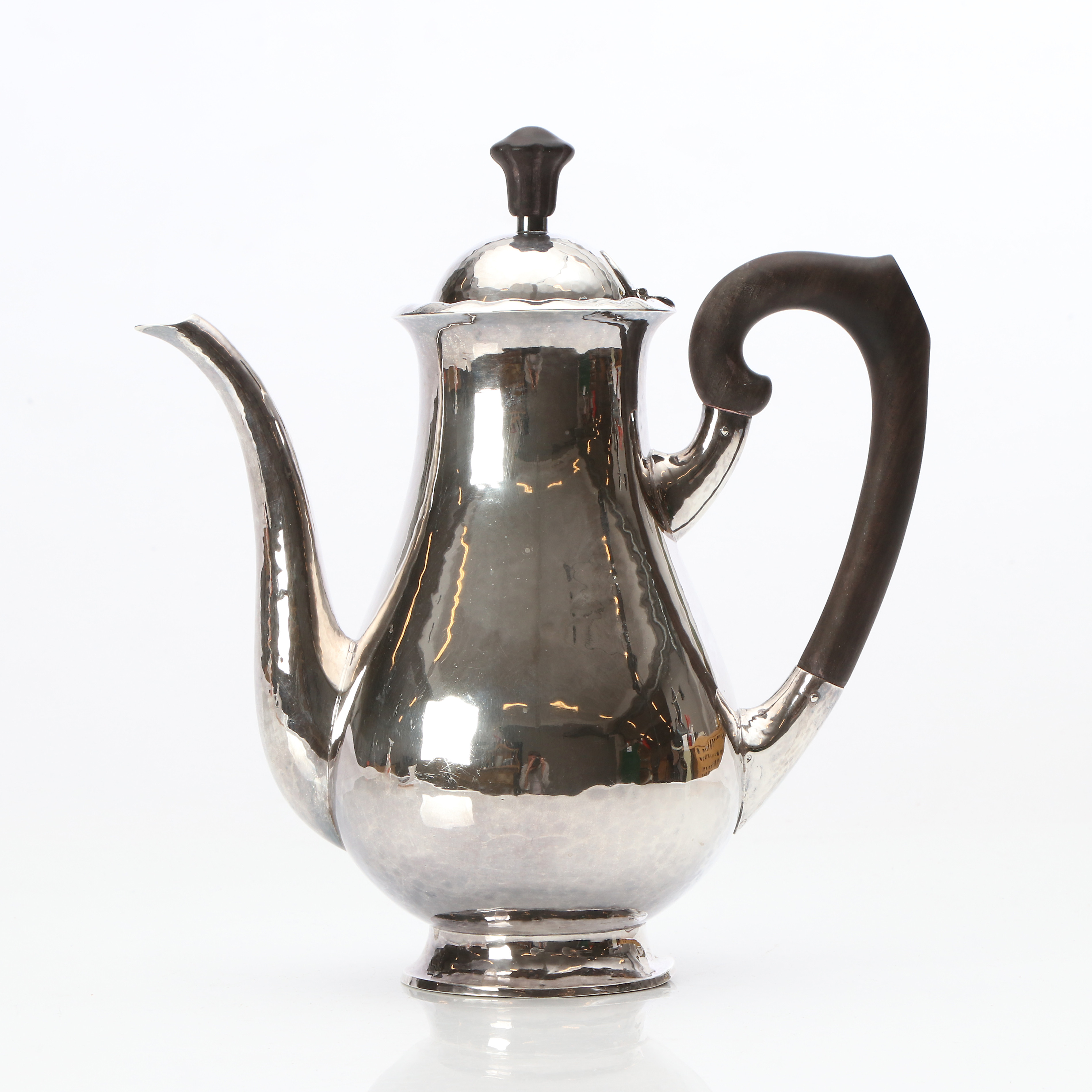 CG HALLBERG, KAFFEKANNA. Silver med handtag och lockknopp i trä. Stockholm, 1917. Total vikt ca 725 gram.