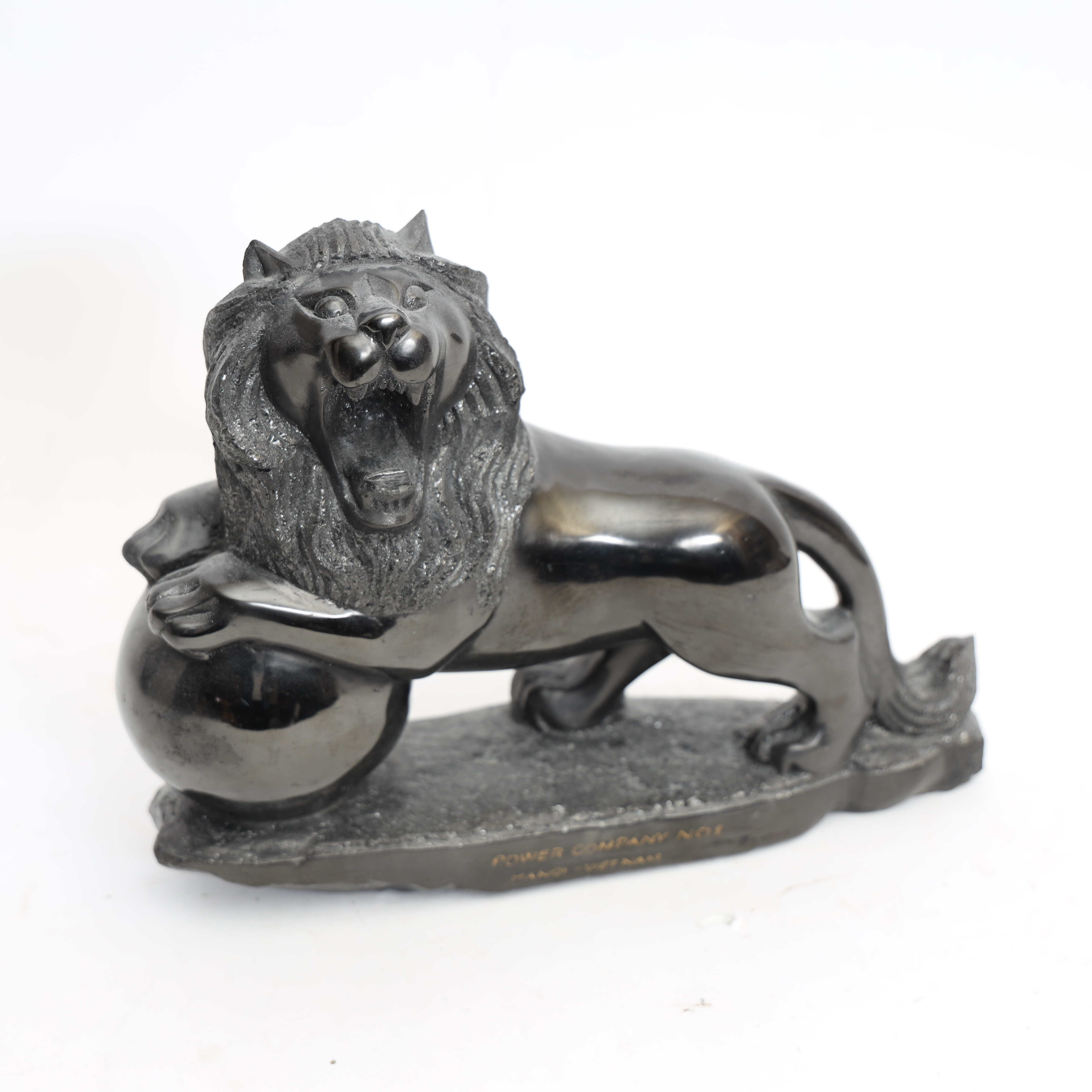 SKULPTUR, konstmassa, 1900-talets slut, föreställande lejon med klot.