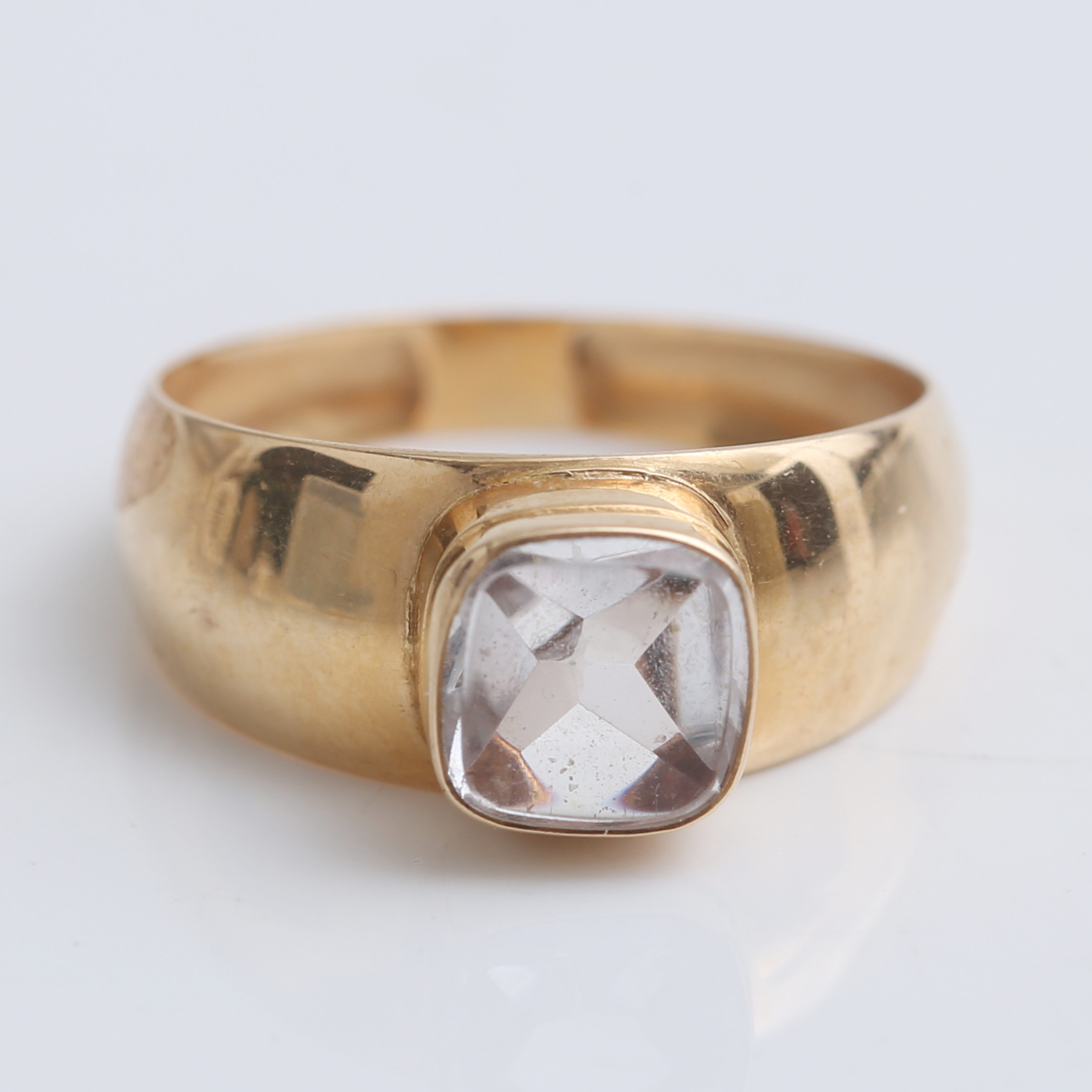 RING, 18 k guld med fasett slipad sten, 2,52 gram Ceson Guldvaru Ab Göteborg, 1963.