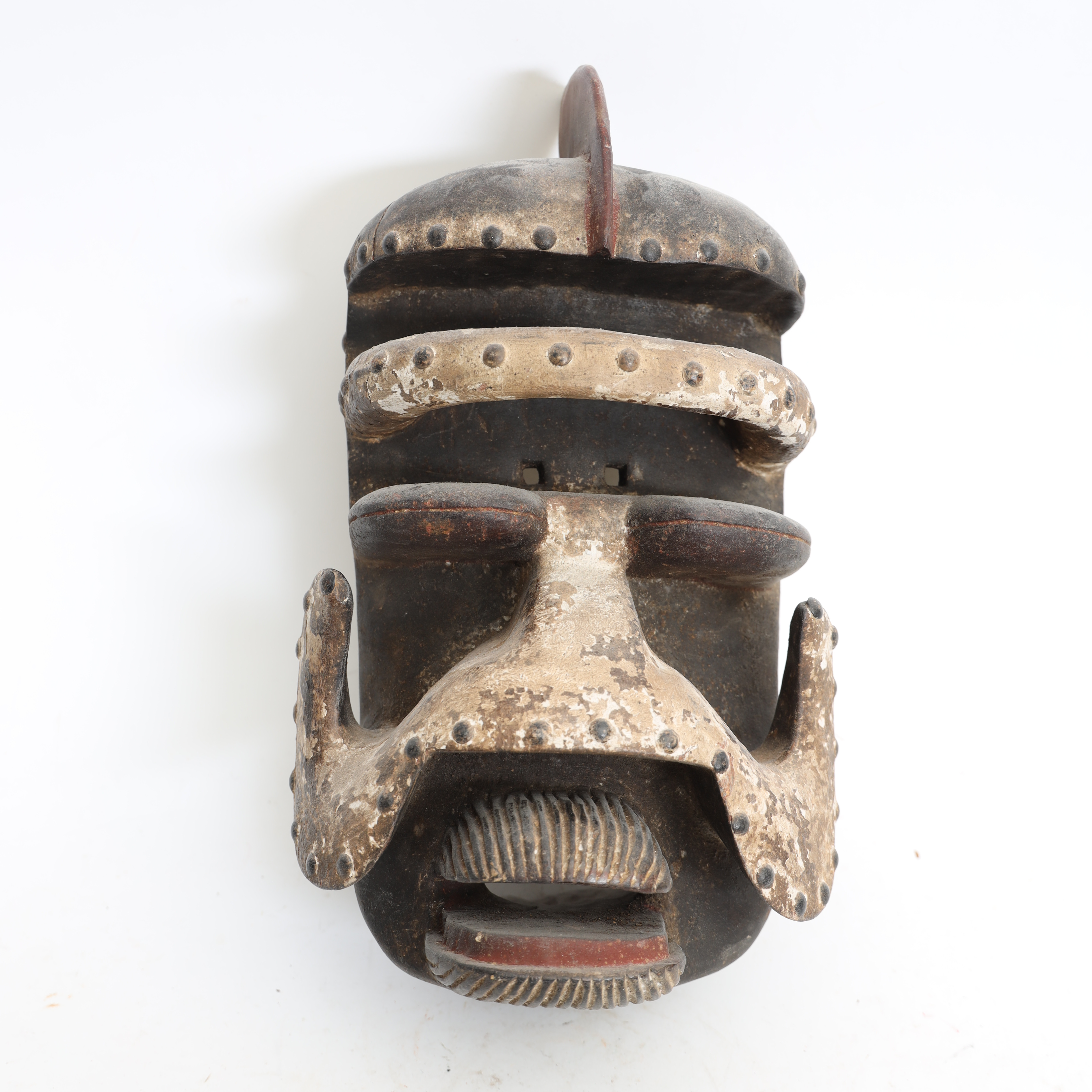 MASK, Afrika, troligen tidigt 1900-tal, skulpterat trä med nitar.