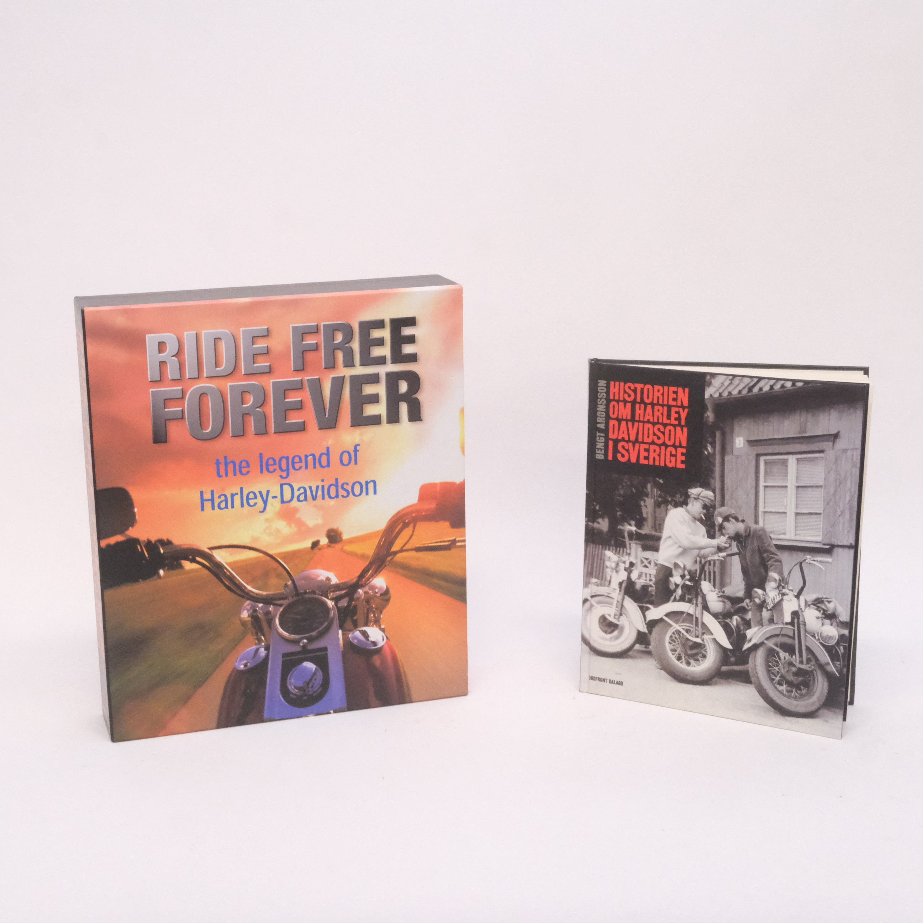 BÖCKER, "RIDE FREE FOREVER / THE LEGEND OF HARLEY-DAVIDSON", TVÅ VOLYMER. SAMT BOK, "HISTORIEN OM HARLEY-DAVIDSON I SVERIGE".