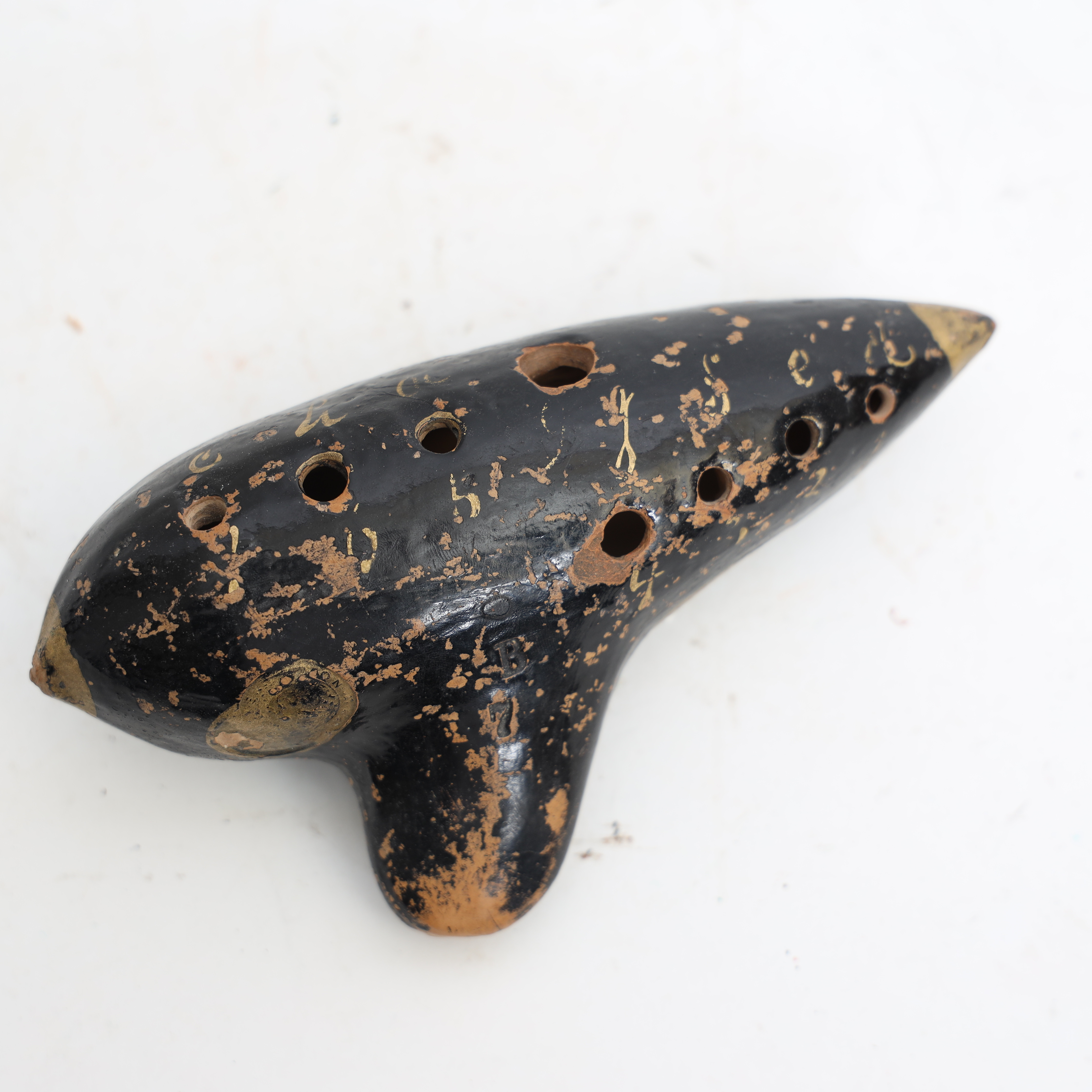 OCARINA, 1900-talets första hälft, bemålat lergods, otydligt stämplad.