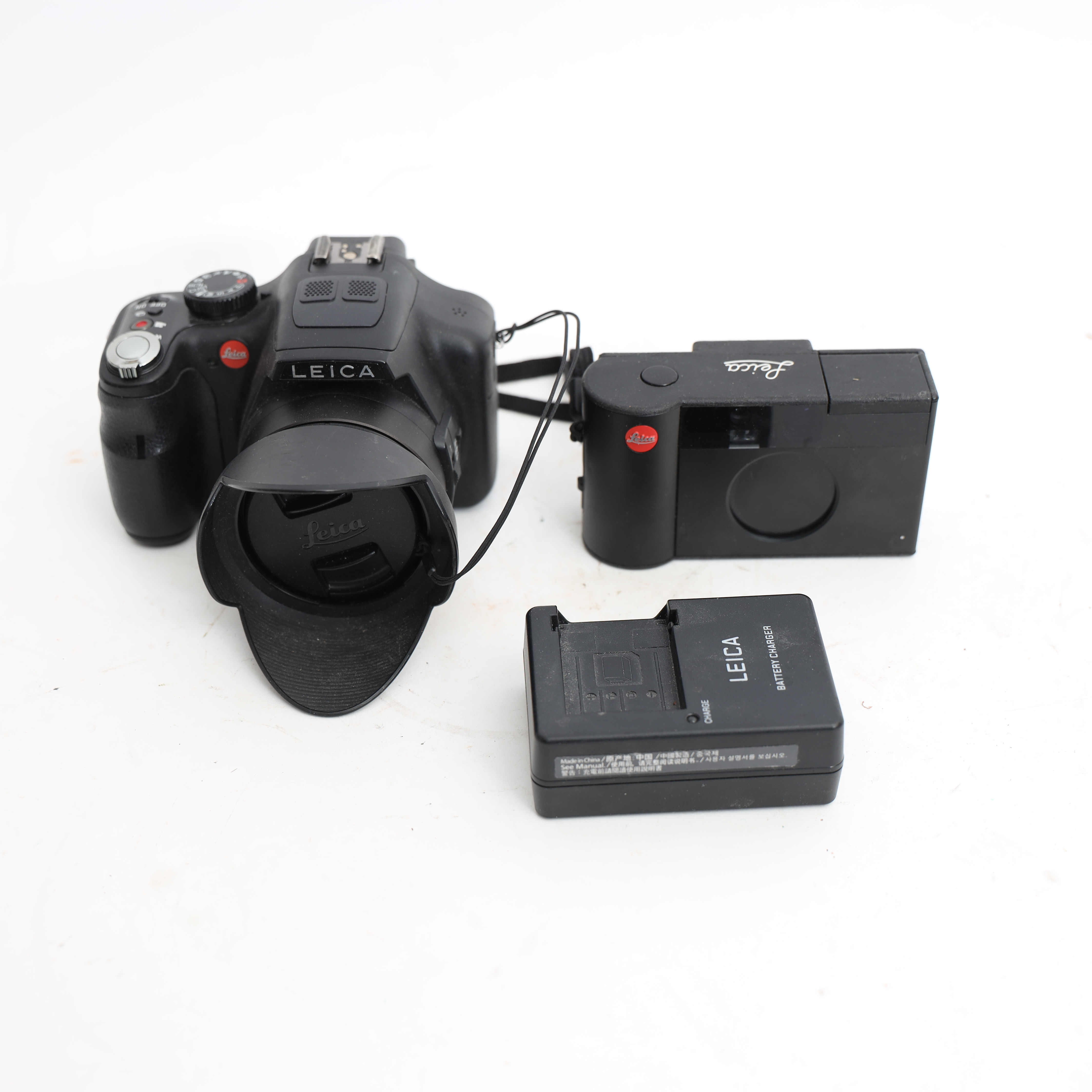 KAMEROR, 2st, bland annat, Leica v-lux 3, med laddare.