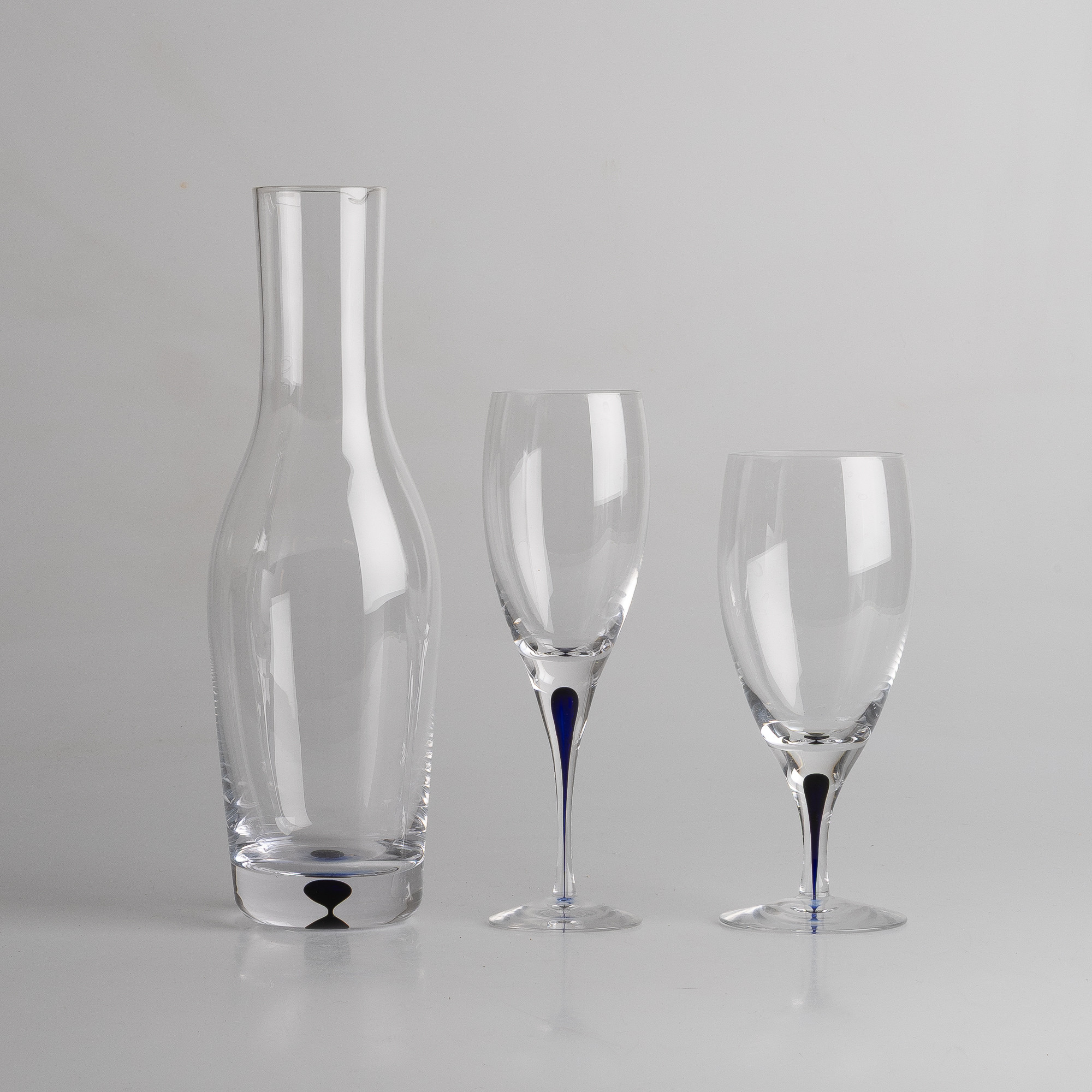 ERIKA LAGERBIELKE. "Intermezzo Blue", Orrefors, 6 st champagneglas + 6 ölglas samt karaff , Orrefors.
