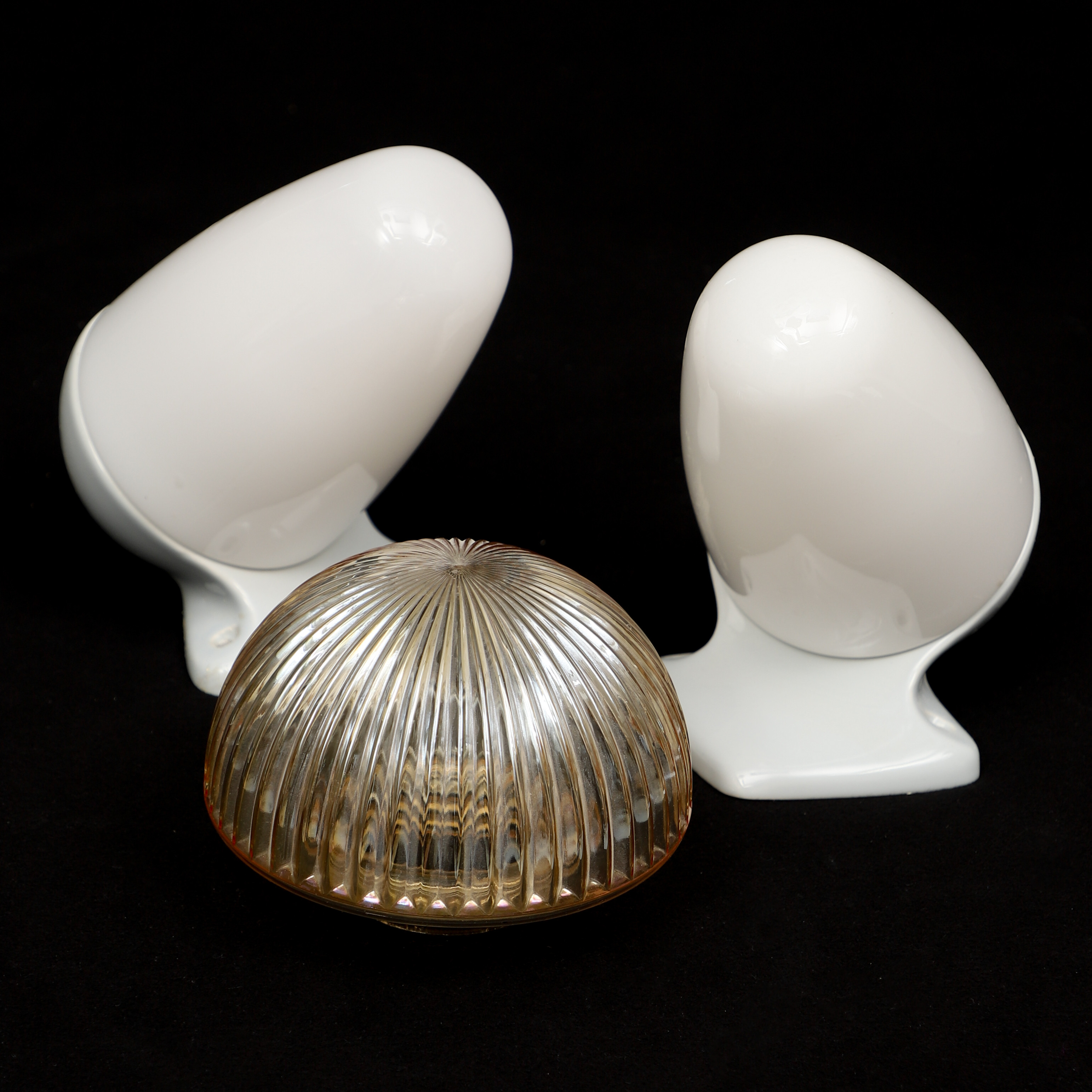 VÄGGLAMPOR, 1 par + 1 extra lampskärm, IFÖ, 1900-tal.