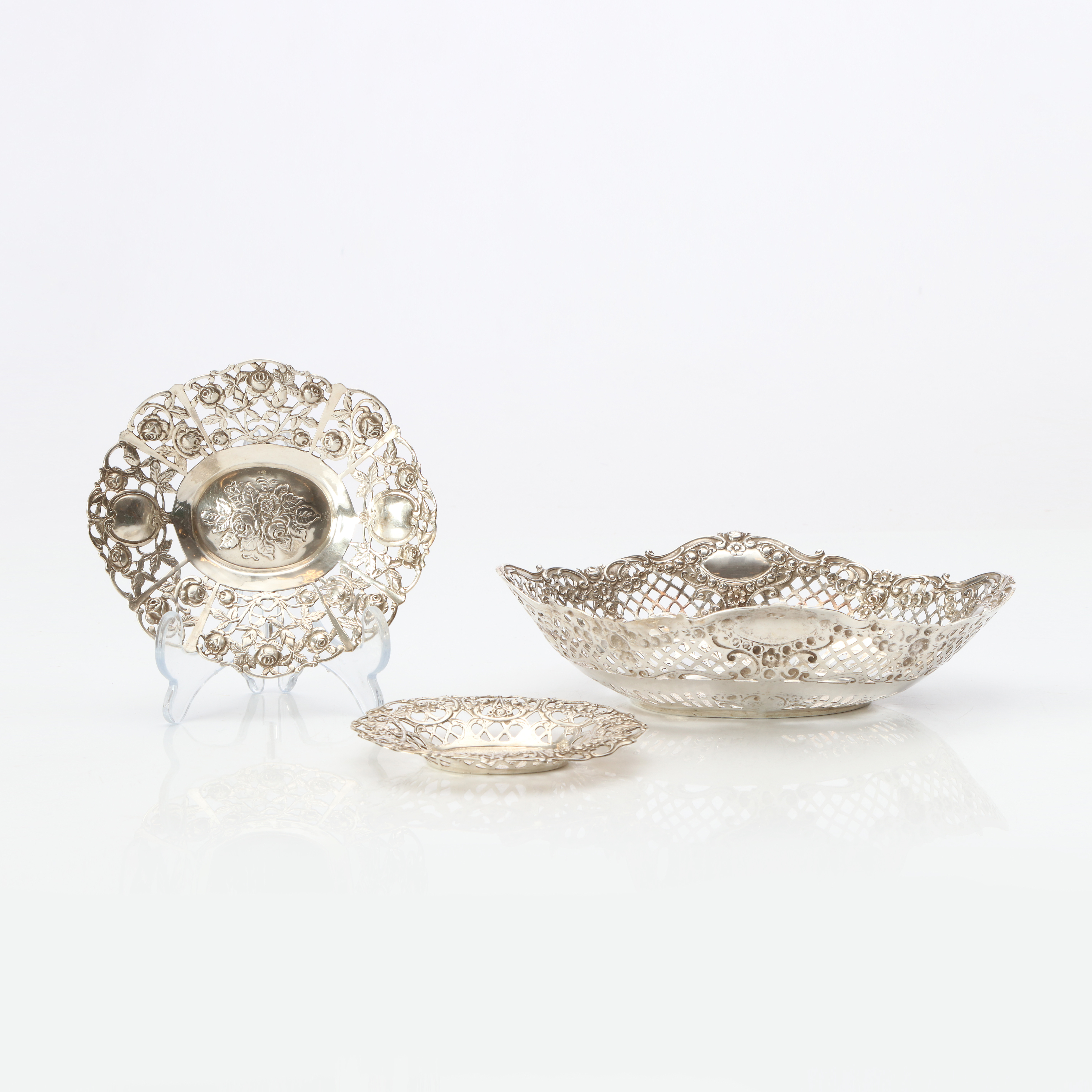 SKÅLAR, TRE ST. Silver med genombruten dekor. Vikt ca 345 gram.