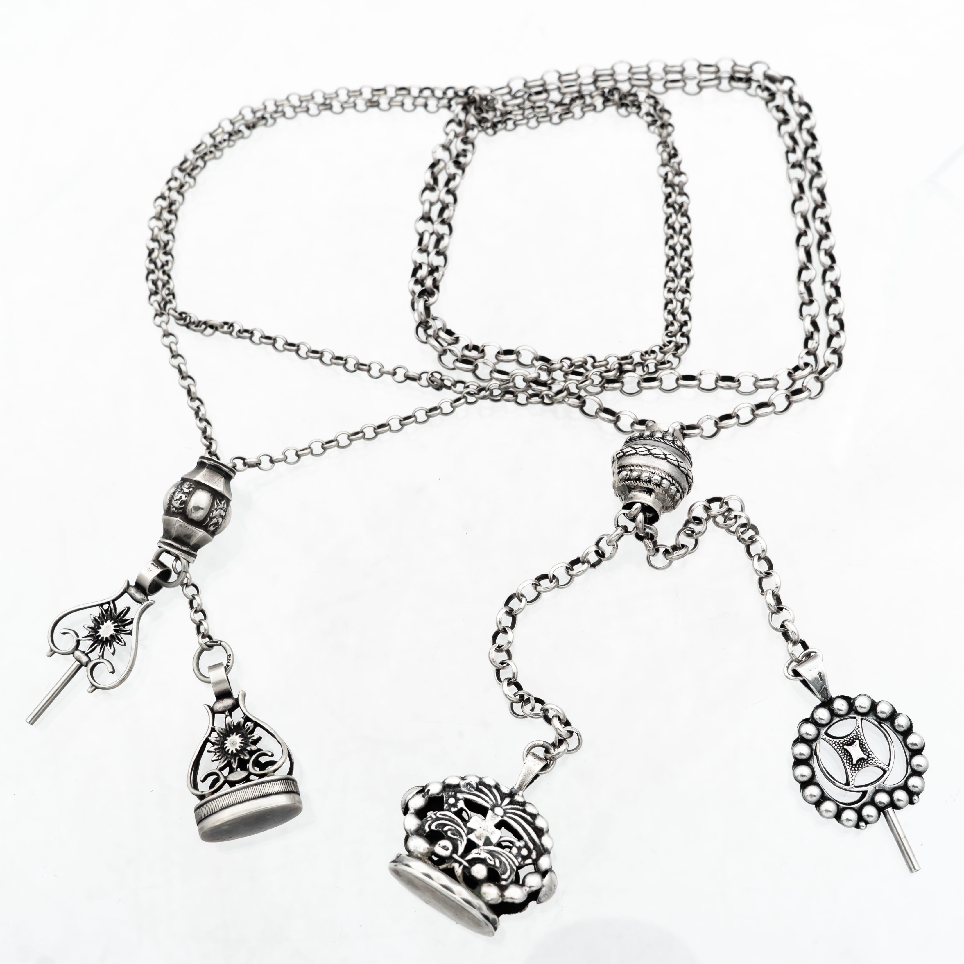 SAMLING HALSBAND MED HÄNGEN, 2 st, Silver, 1900-tal.