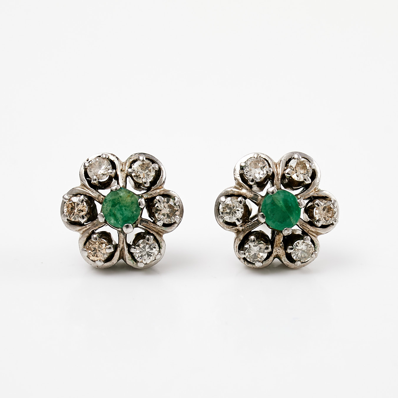 ÖRHÄNGEN, 1 par, låghaltigt vitguld, i form av blomma, vardera örhänge med 1 fasettslipad smaragd, bekransad av 6 briljantslipade diamanter, totalt ca 0,48 ct, med skruvmekanism, ostämplade.