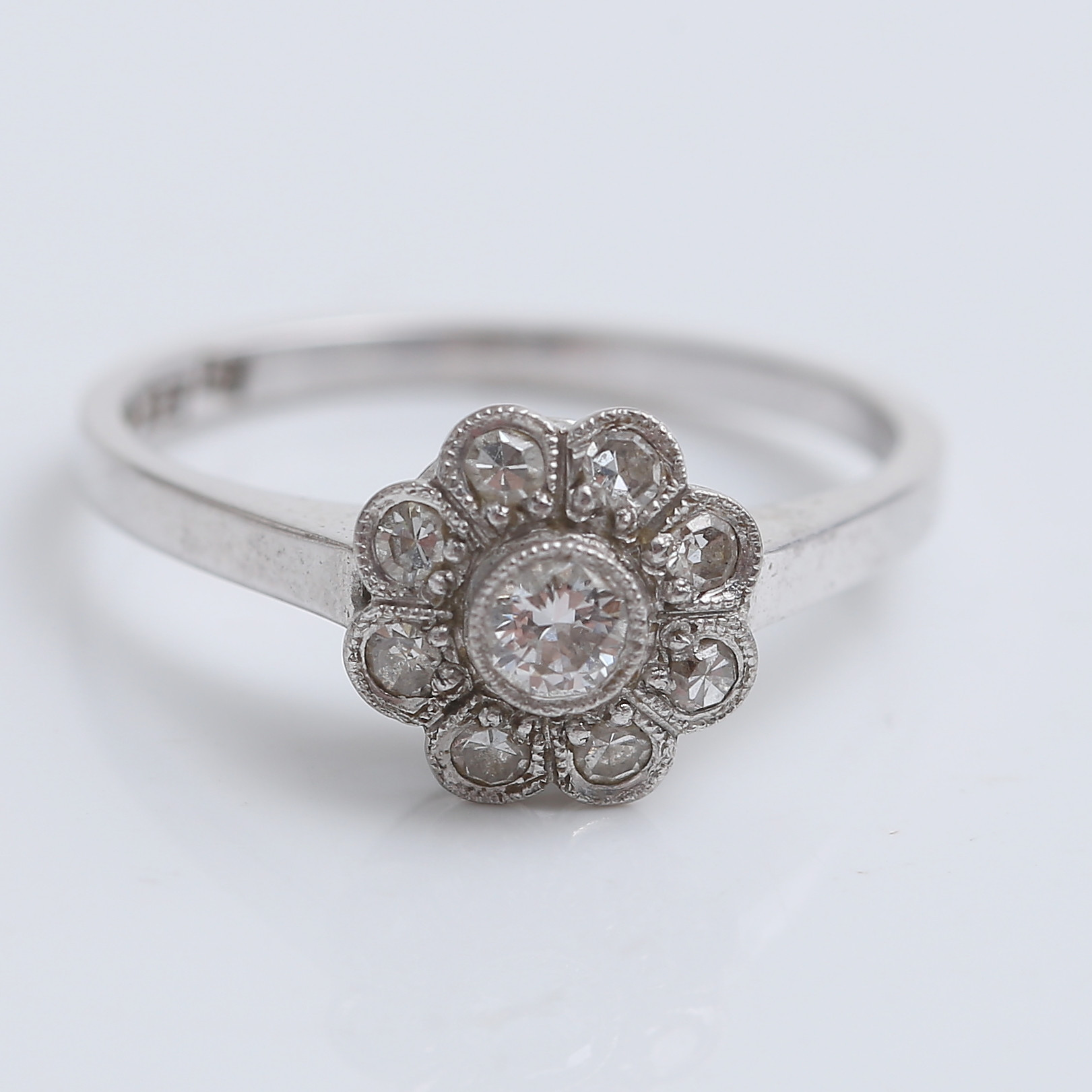 RING, 18 k vitguld med stenar, 2,89 gram, 1950.