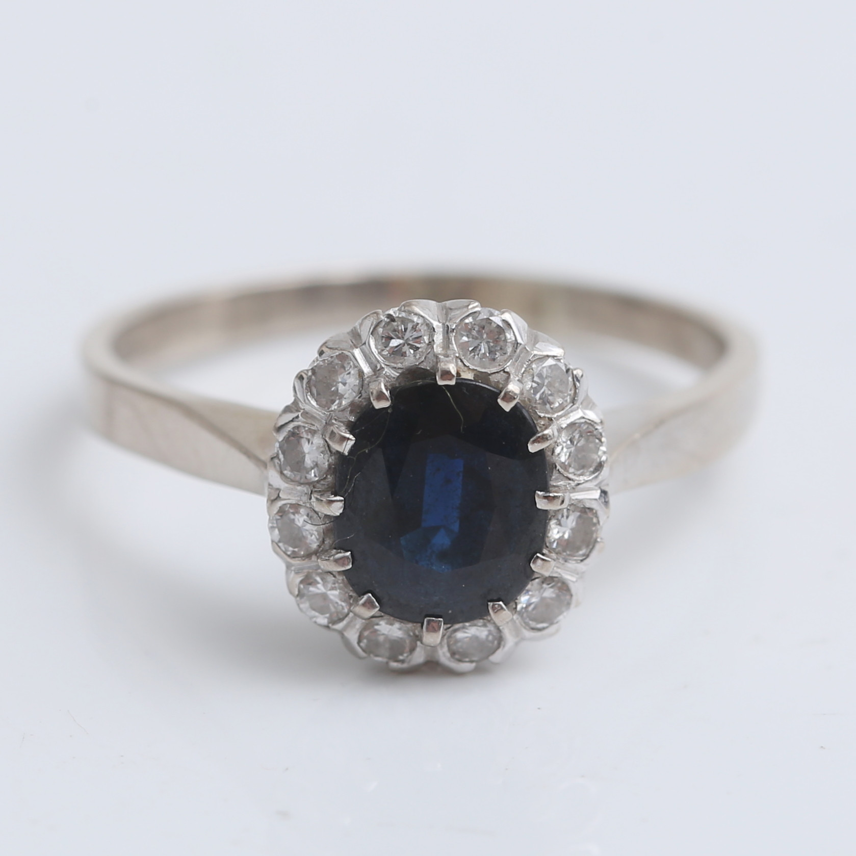 RING, 18 k vitguld med fasett slipad safir, diamanter, 4,62 gram, Markströms Guldsmeds Ab K G Uppsala, 1976.