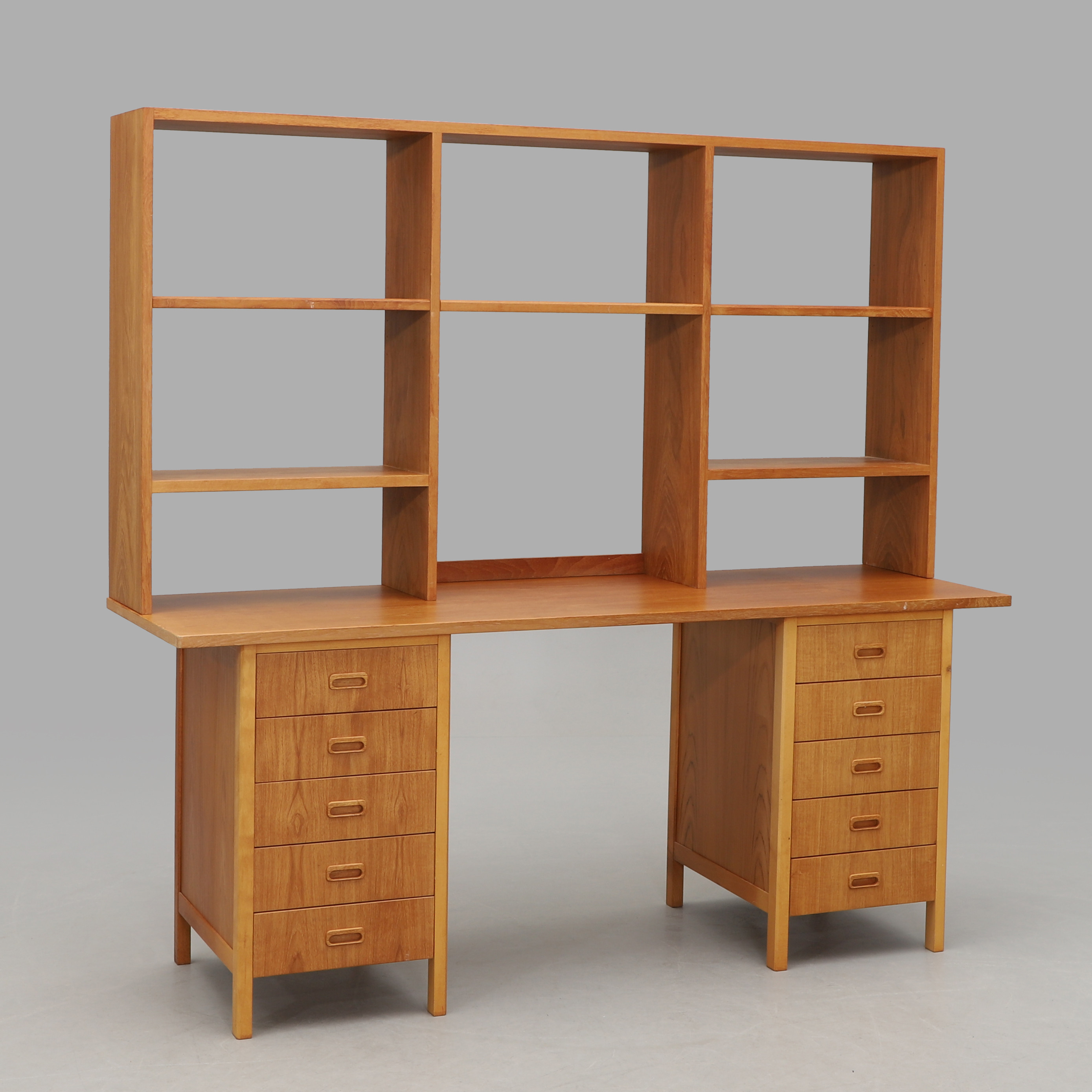 SKRIVBORD, med HYLLA, 1950/60-tal.