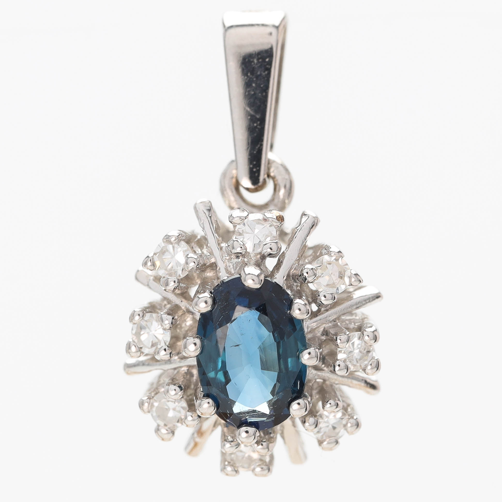 HÄNGE, 18 k vitguld, carmosémodell, safir samt diamanter, totalt 0,12ct.