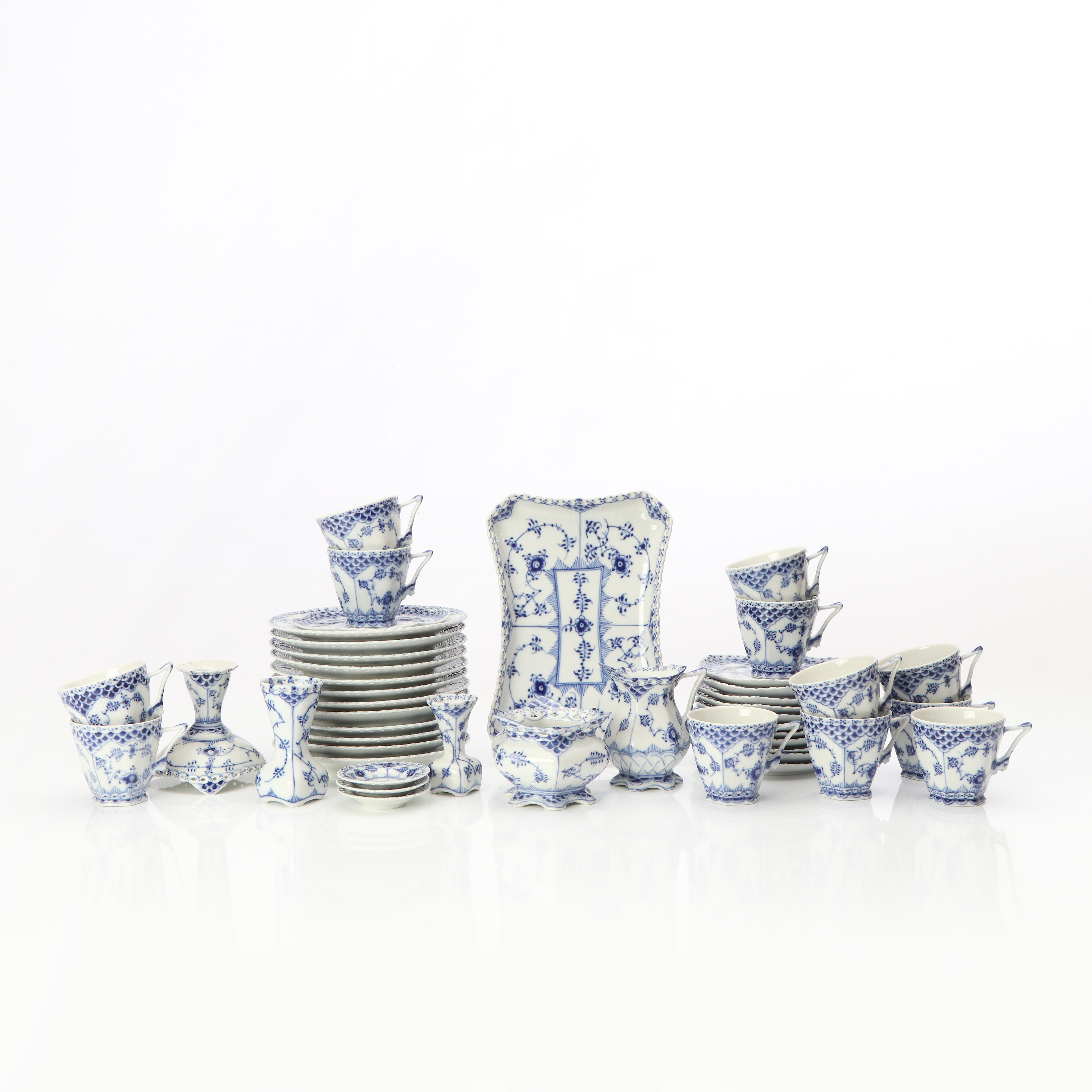 MUSSELMALET, KAFFESERVIS, 33 DELAR. Porslin. Royal Copenhagen, helblond.