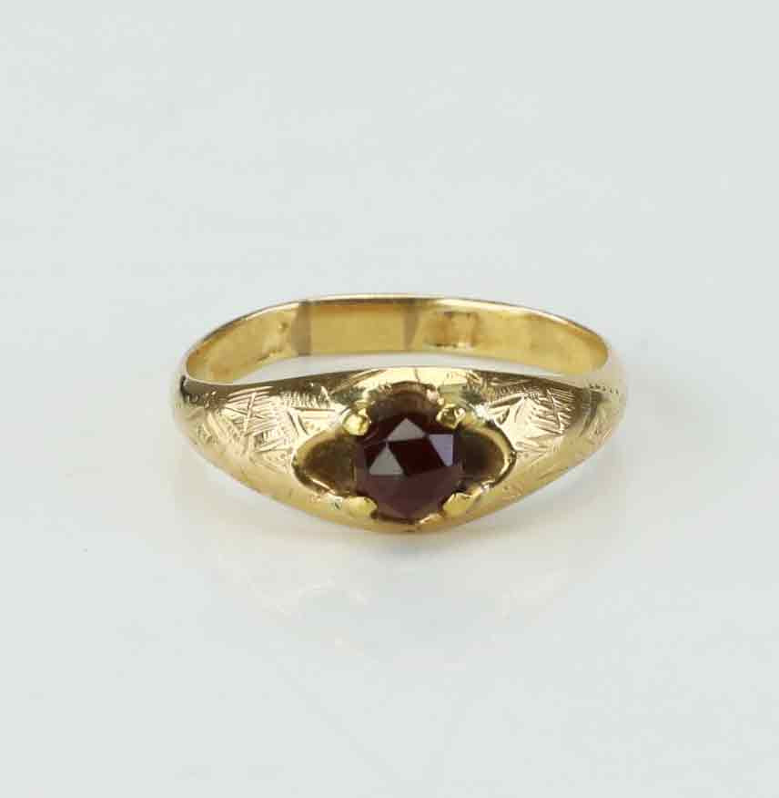 RING, Guld 18K, röd syntsten, Stockholm, 1985.
