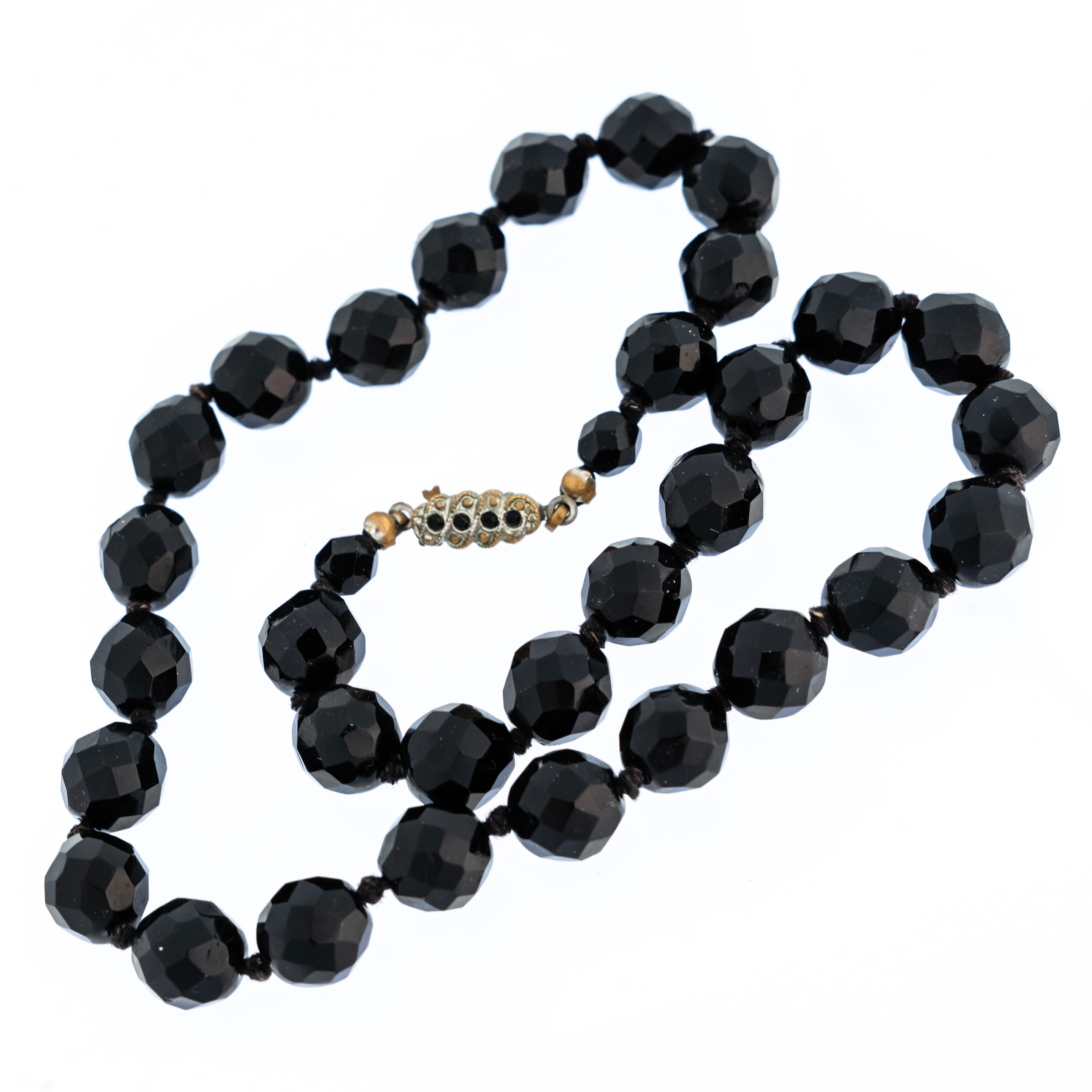 COLLIER, Med fasetterade kulor av onyx, 1900-tal.