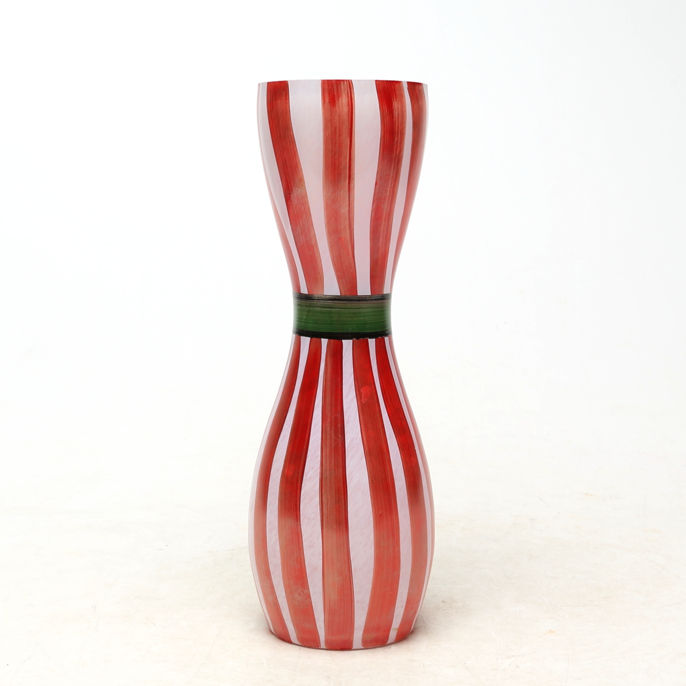 ULRICA HYDMAN-VALLIEN. VAS, glas, Kosta Boda, osignerad.