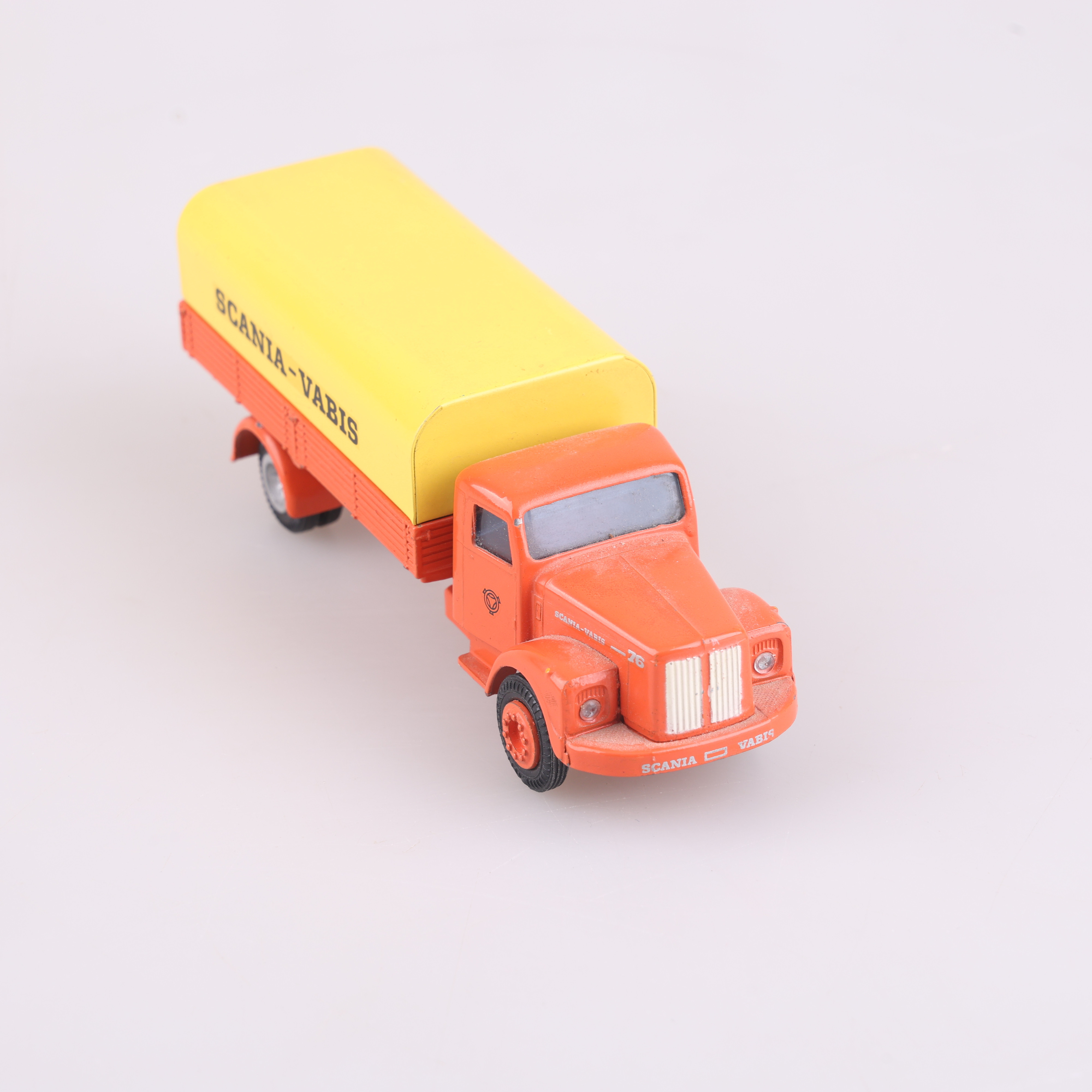 MODELLBIL, Tekno, Scania-Vabis 76 Lastbil med gult kapell.