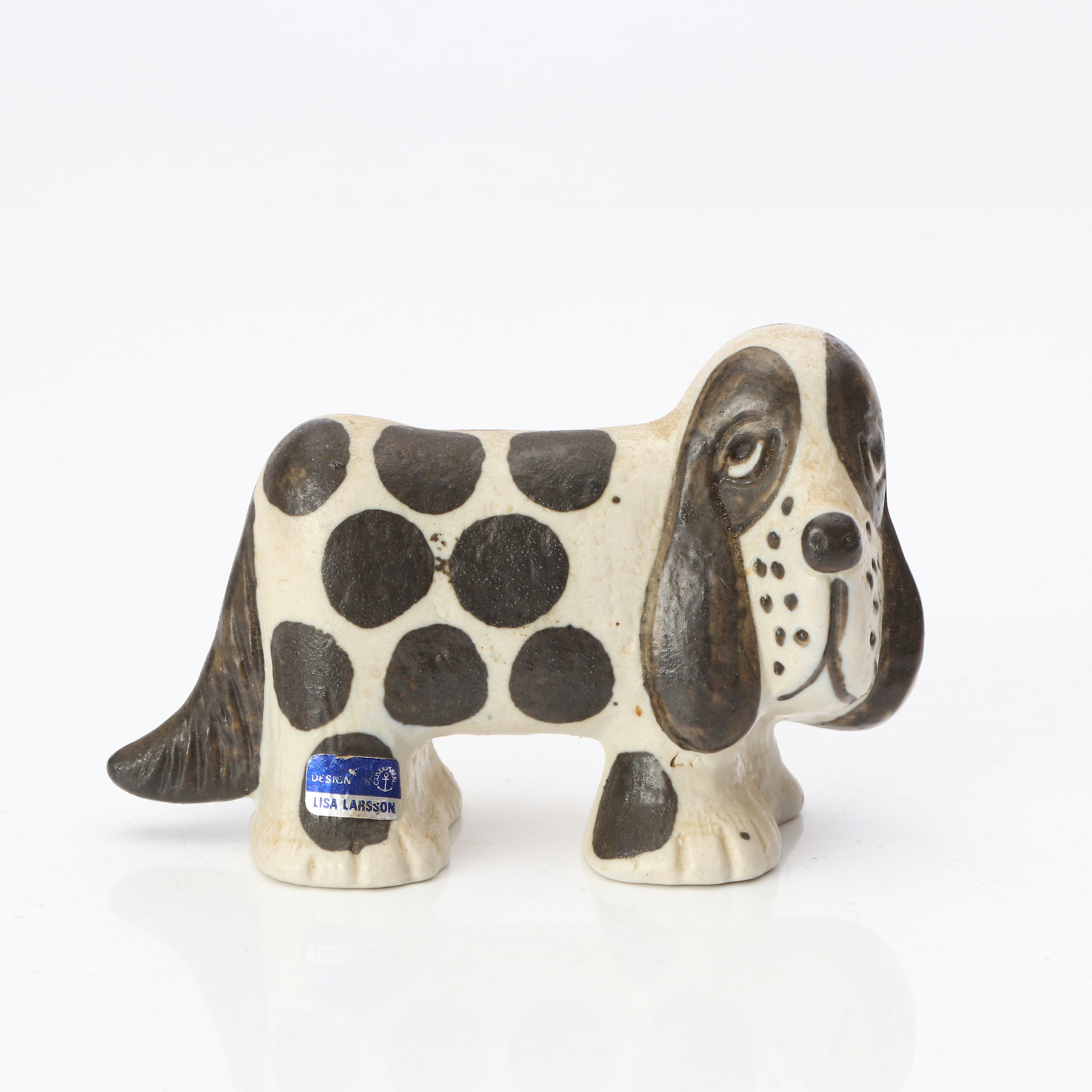 LISA LARSON. FIGURIN. Stengods. Hund. Etikettmärkt.