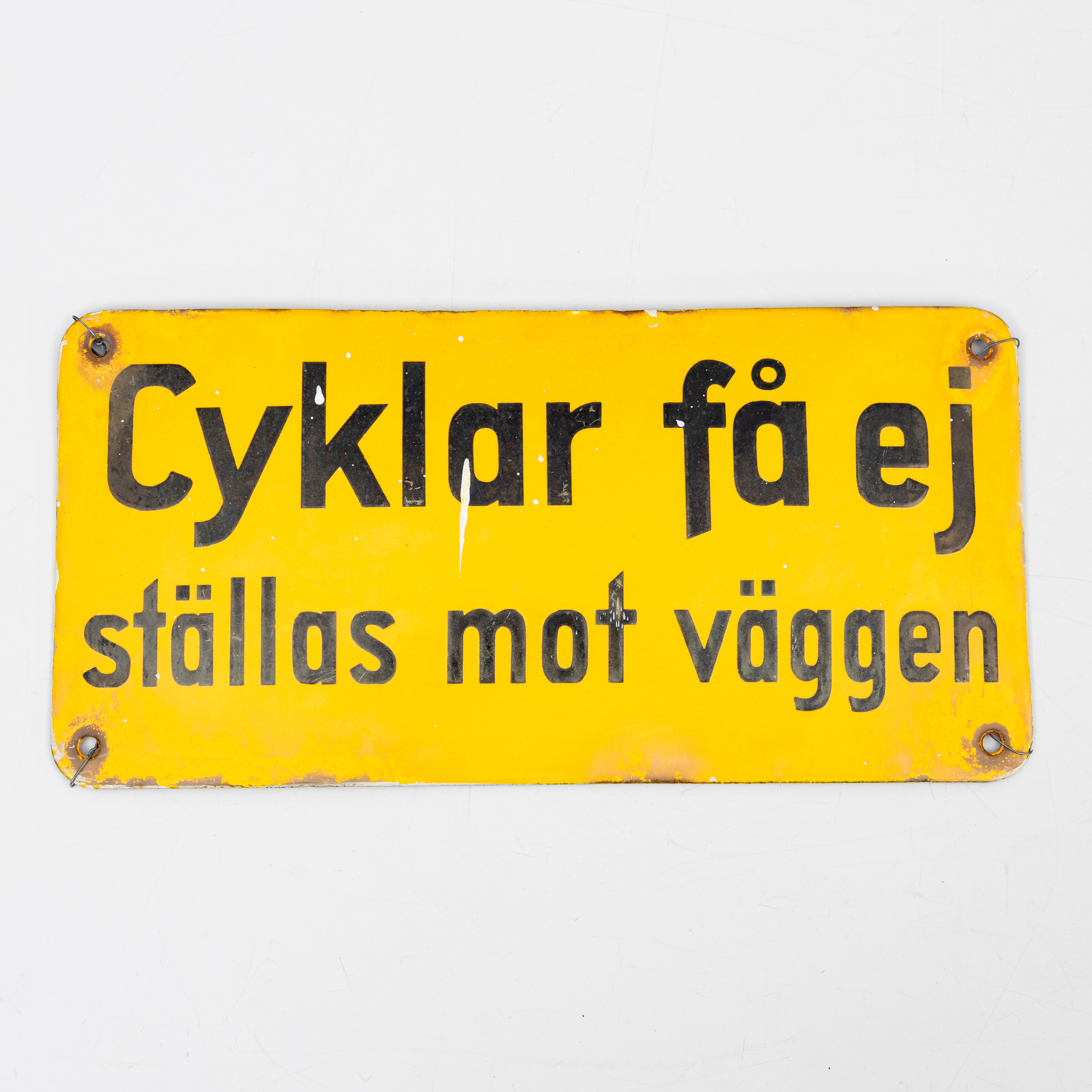 EMALJSKYLT, "Cyklar få ej ställas mot väggen", 1900-tal.