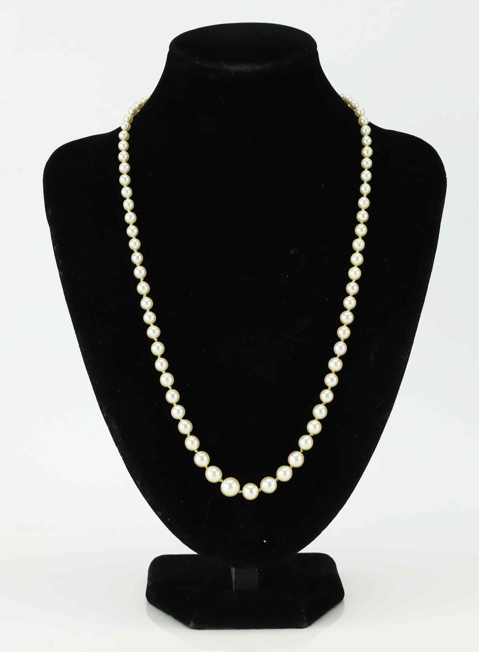 PÄRLCOLLIER. Odlade pärlor, lås i 18k röd- och vitguld.