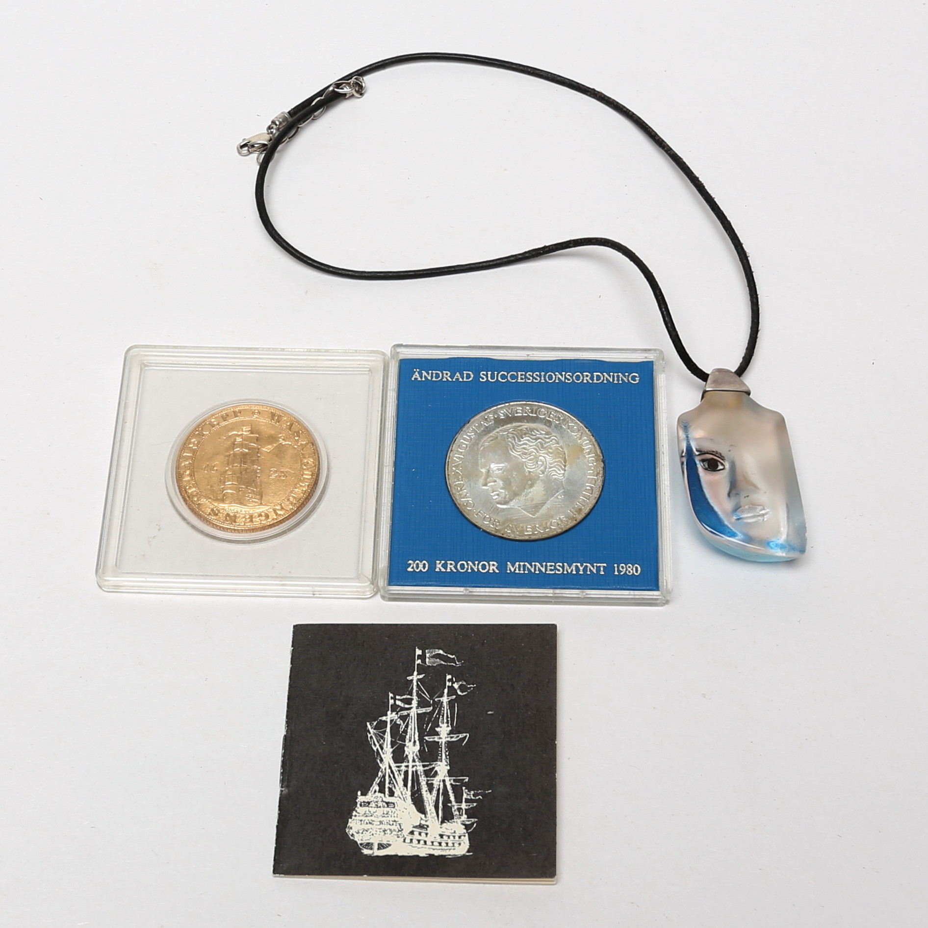 HALSBAND, glas, Mats Jonasson, Målerås och MYNT, silver, 200 kronor.