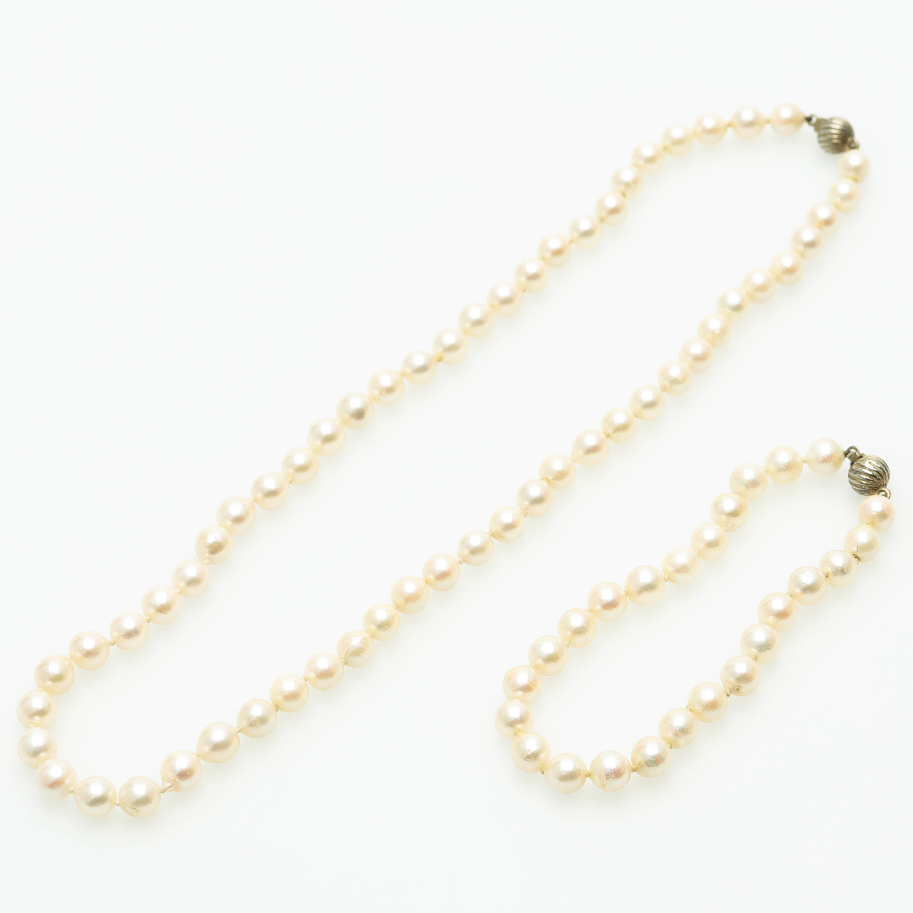 COLLIER samt ARMBAND, 2 delar, odlade saltvattenspärlor, 6,4 mm, lås i sterlingsilver.