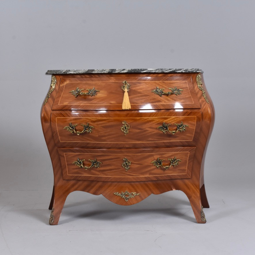 BYRÅ MED MARMORSKIVA, 3-lådig, Rokokostil, 1900-tal.
