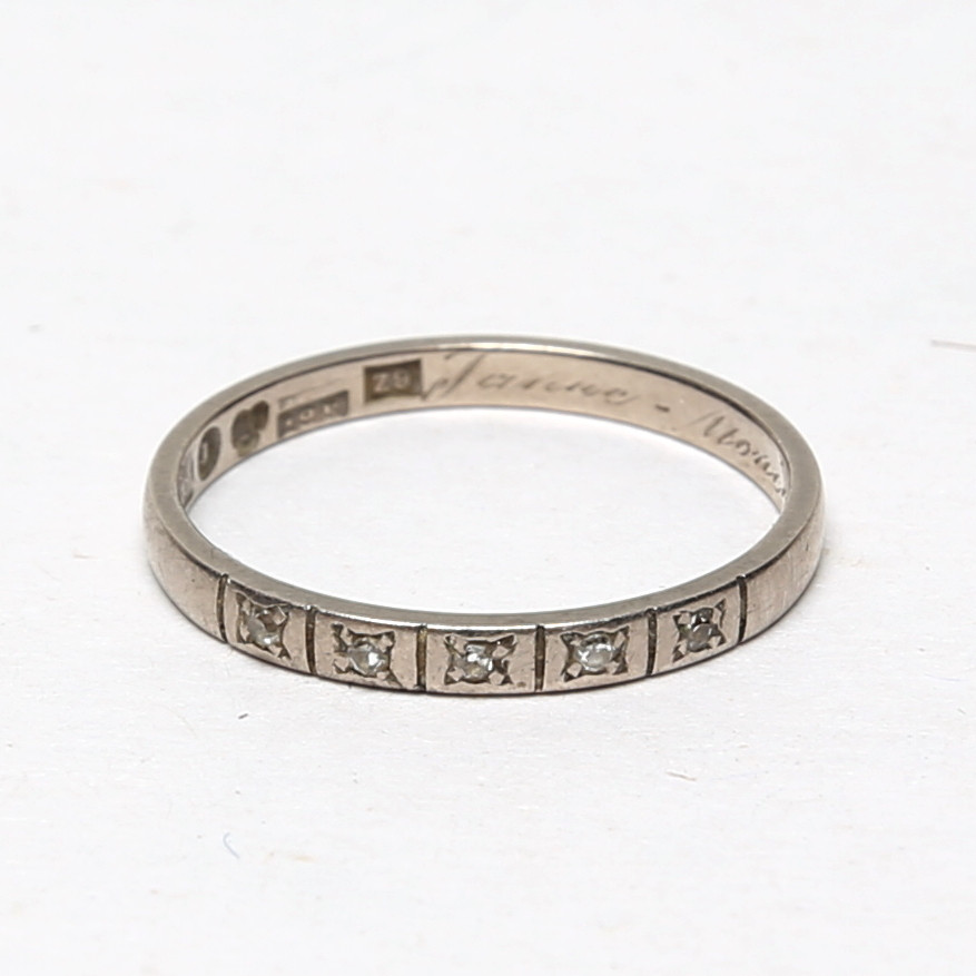 RING, 18 k, vitguld. med små stenar.