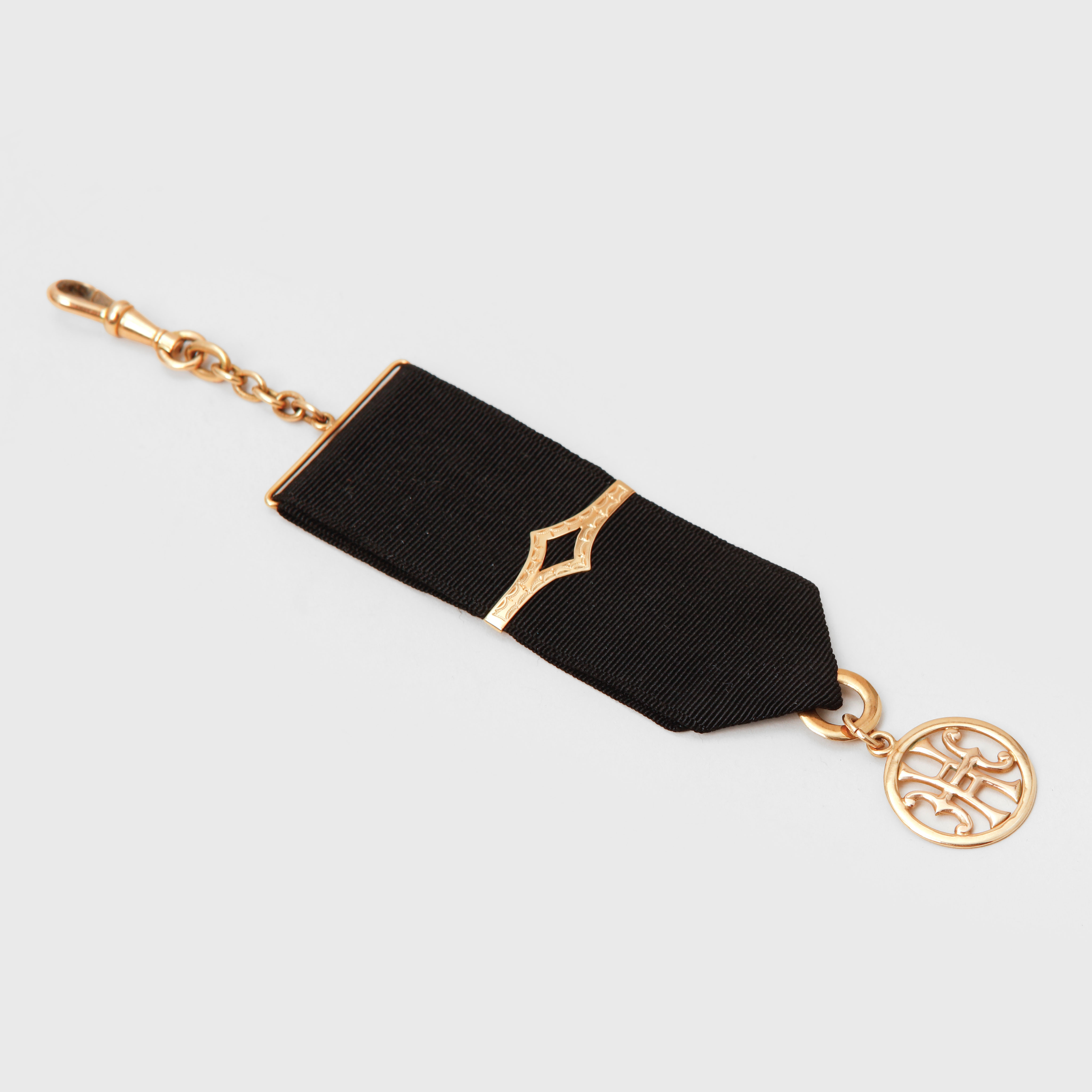 CHATELAINE 18k guld samt ripsband, total vikt 7.8 gram.