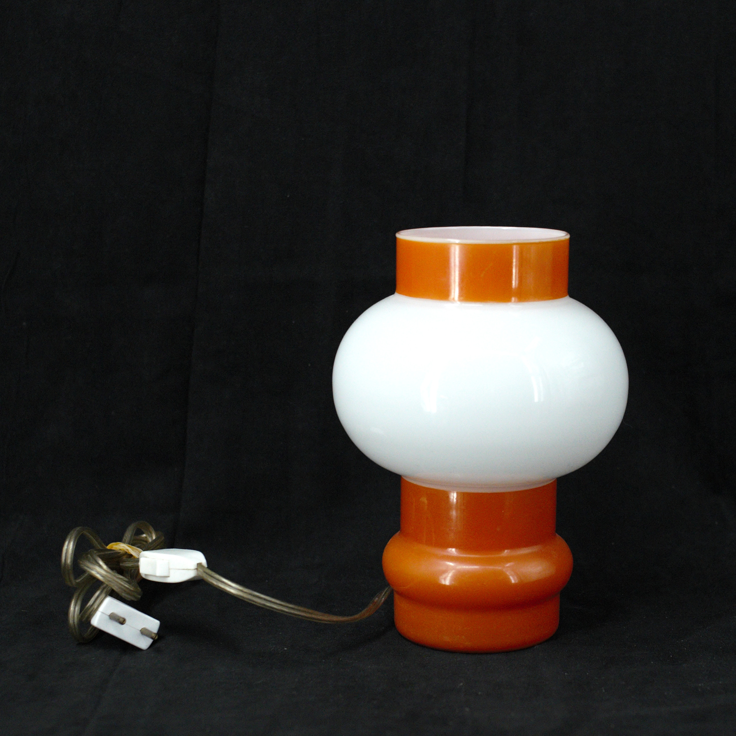 BORDSLAMPA, vitt och orange glas, 1970-tal.