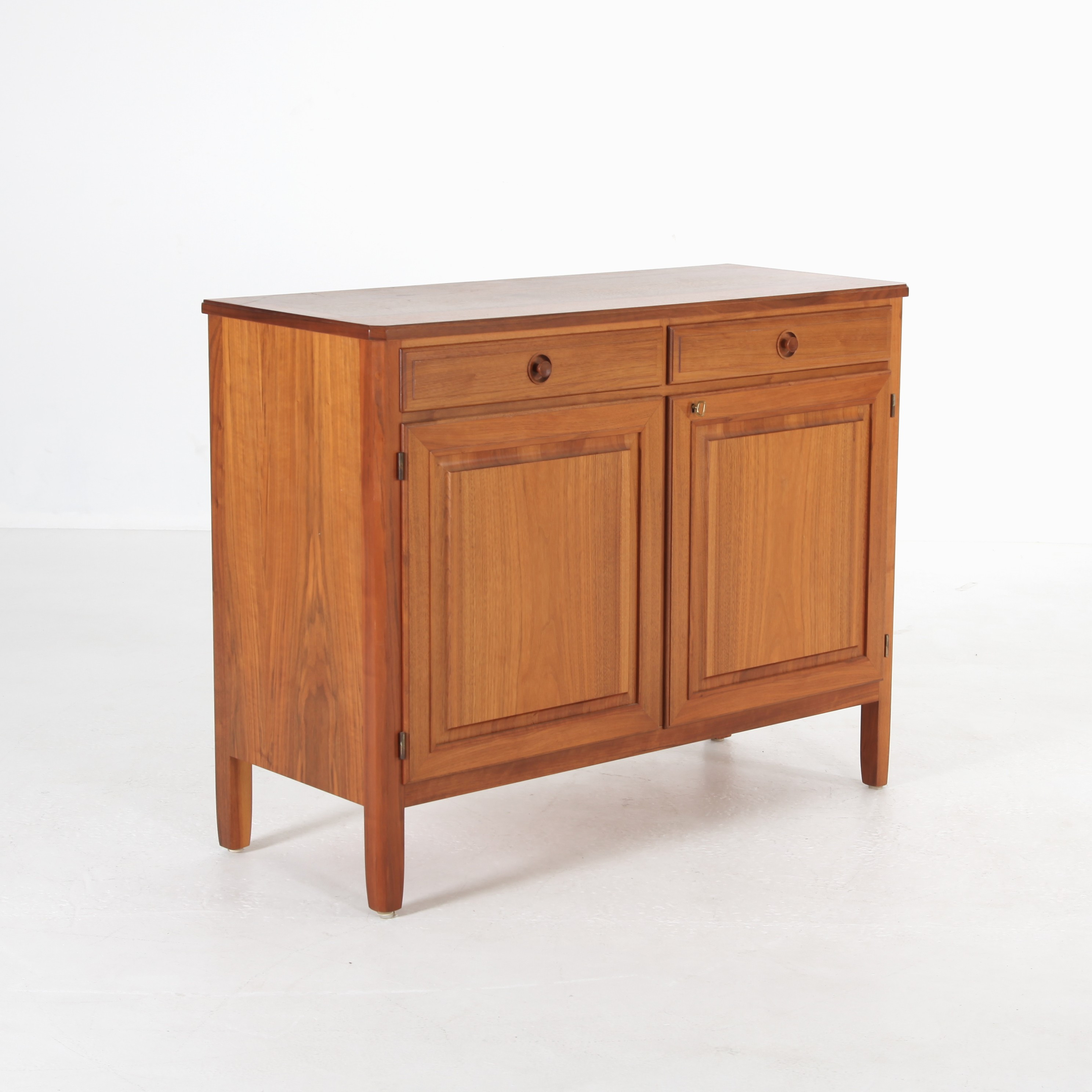 BERTIL FRIDHAGEN. Sideboard, valnöt.