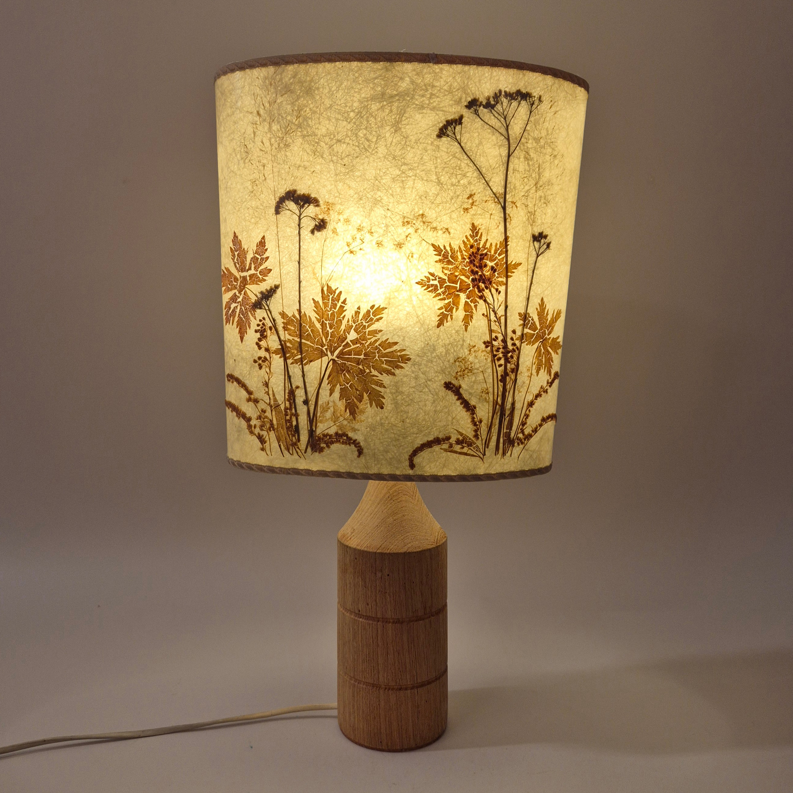 BORDSLAMPA, trä med skärm i glasfiber & torkade blommor.