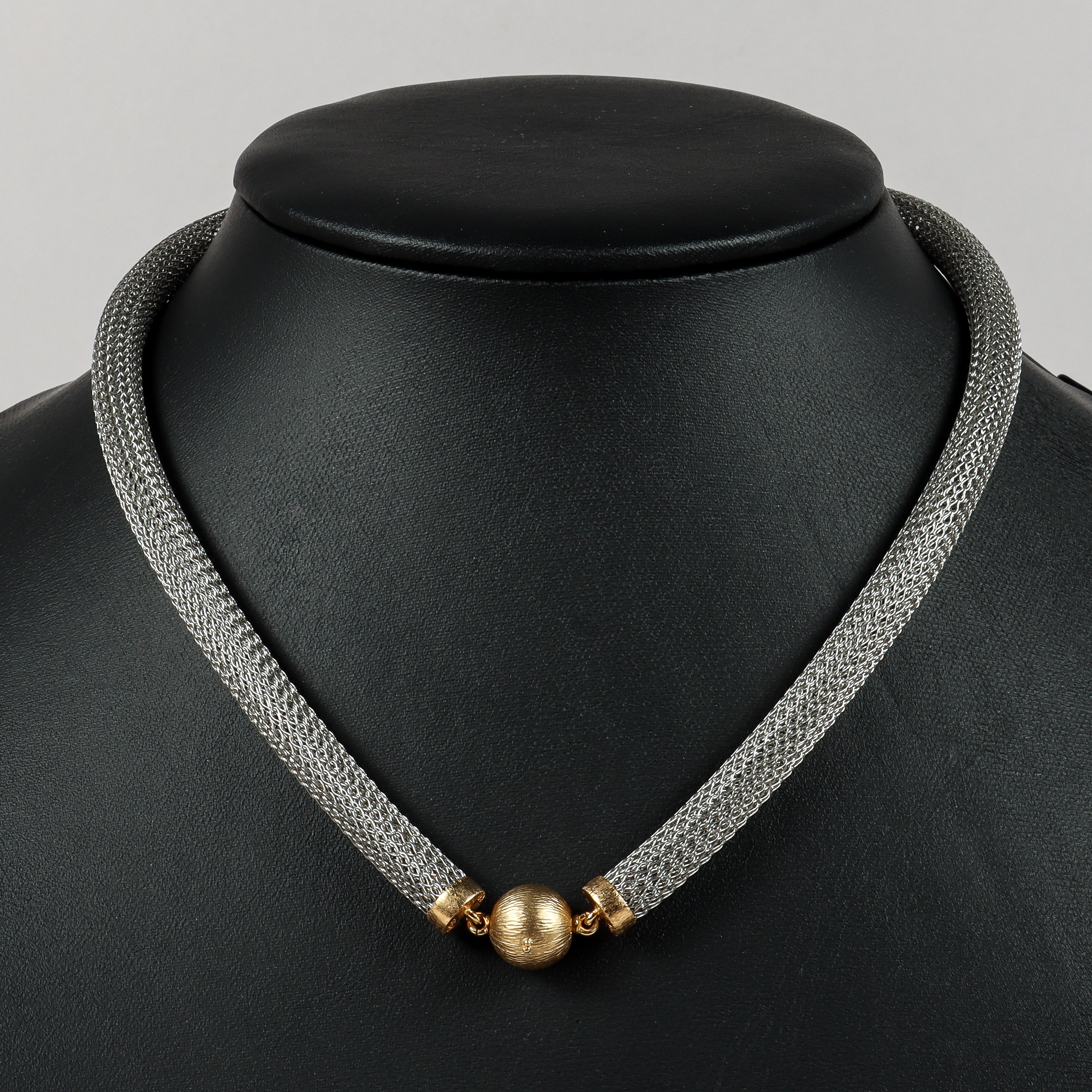 OLE LYNGGAARD. Collier, "Rustik", stål med lås och dobbar i 18k guld, Danmark.