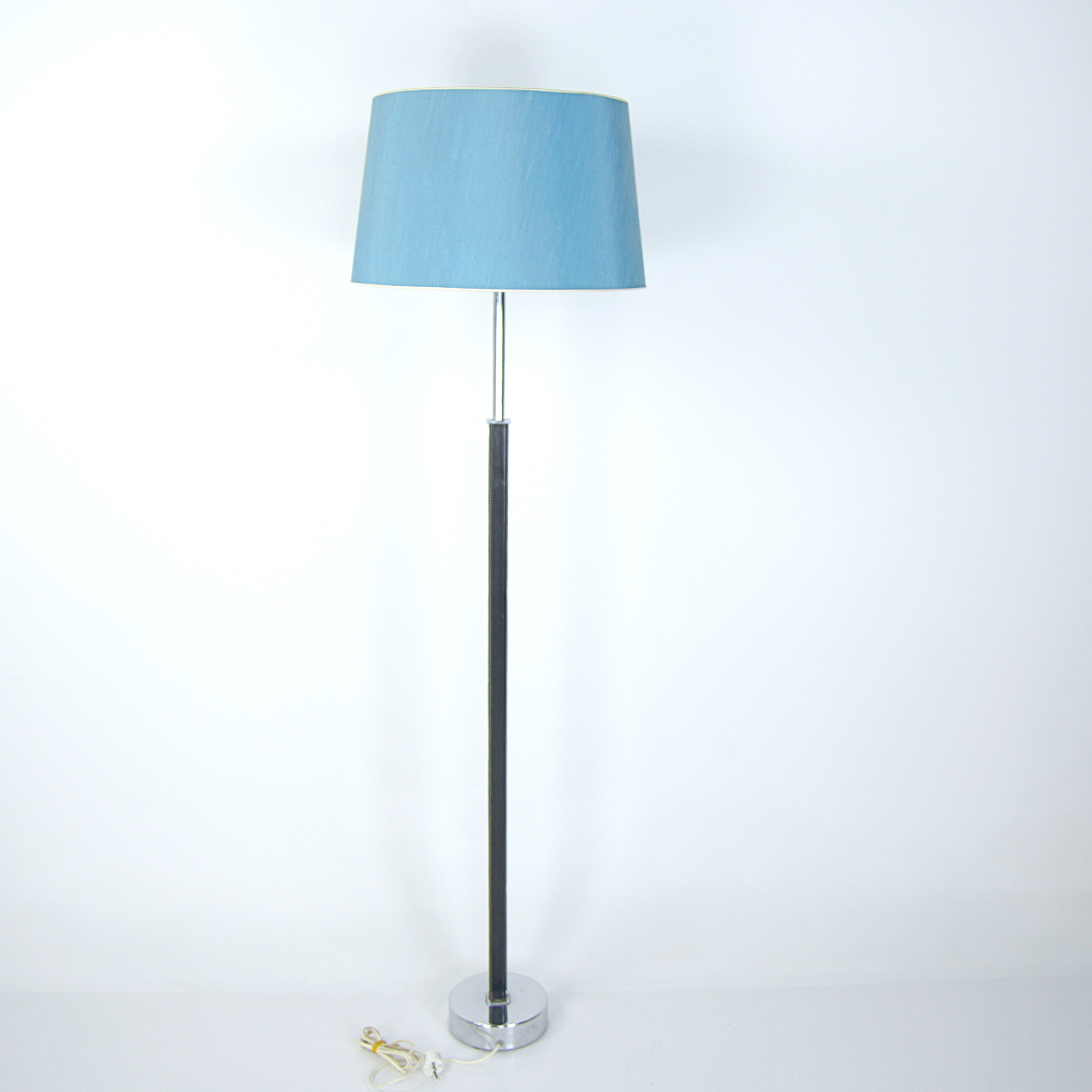 GOLVLAMPA, skinnklädd stomme, modell 590, sidenklädd skärm, 1970-tal.