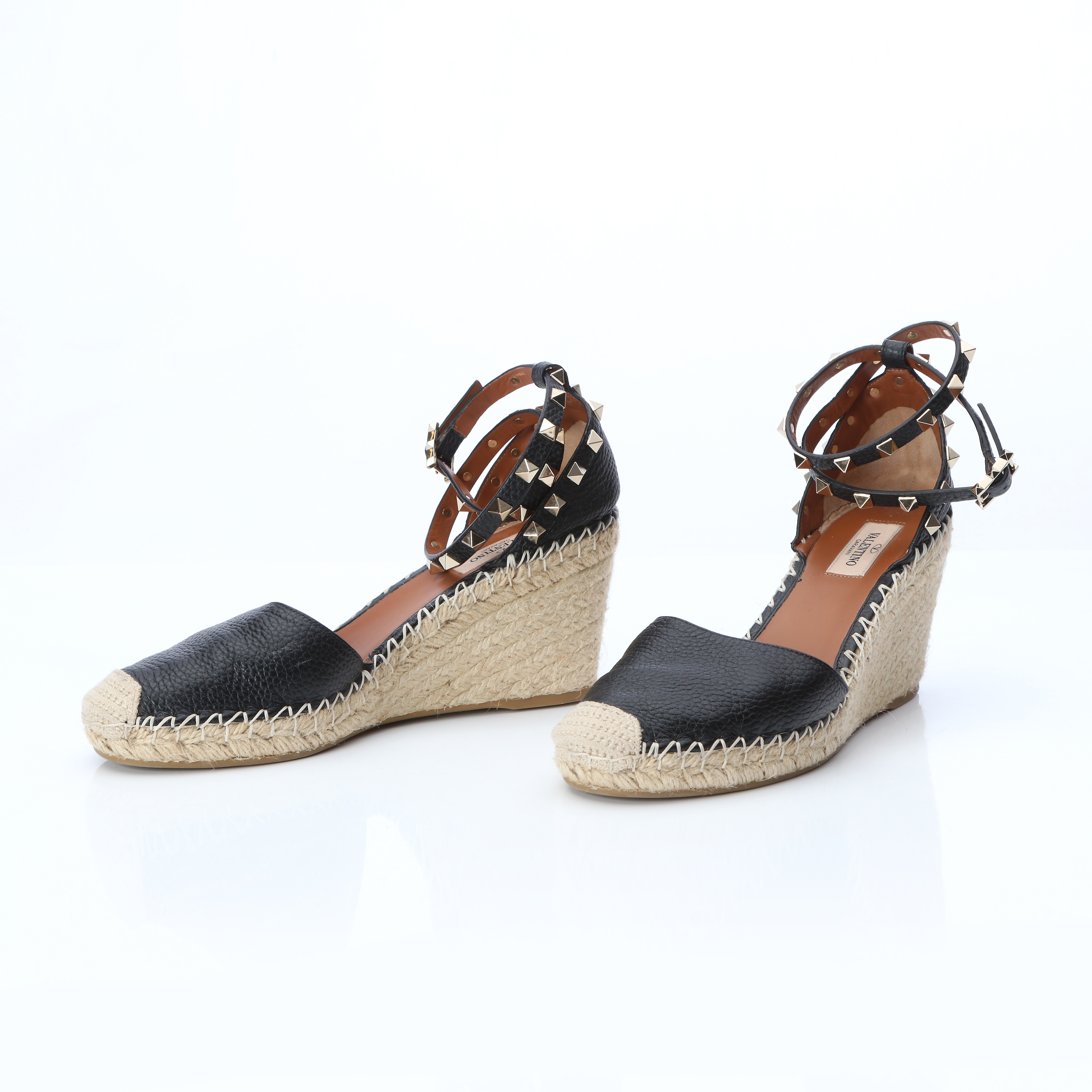 VALENTINO, ROCKSTUD WEDGE ESPADRILLOS, ETT PAR. Svart läder med nitar, flätade juteklackar, gummisula.