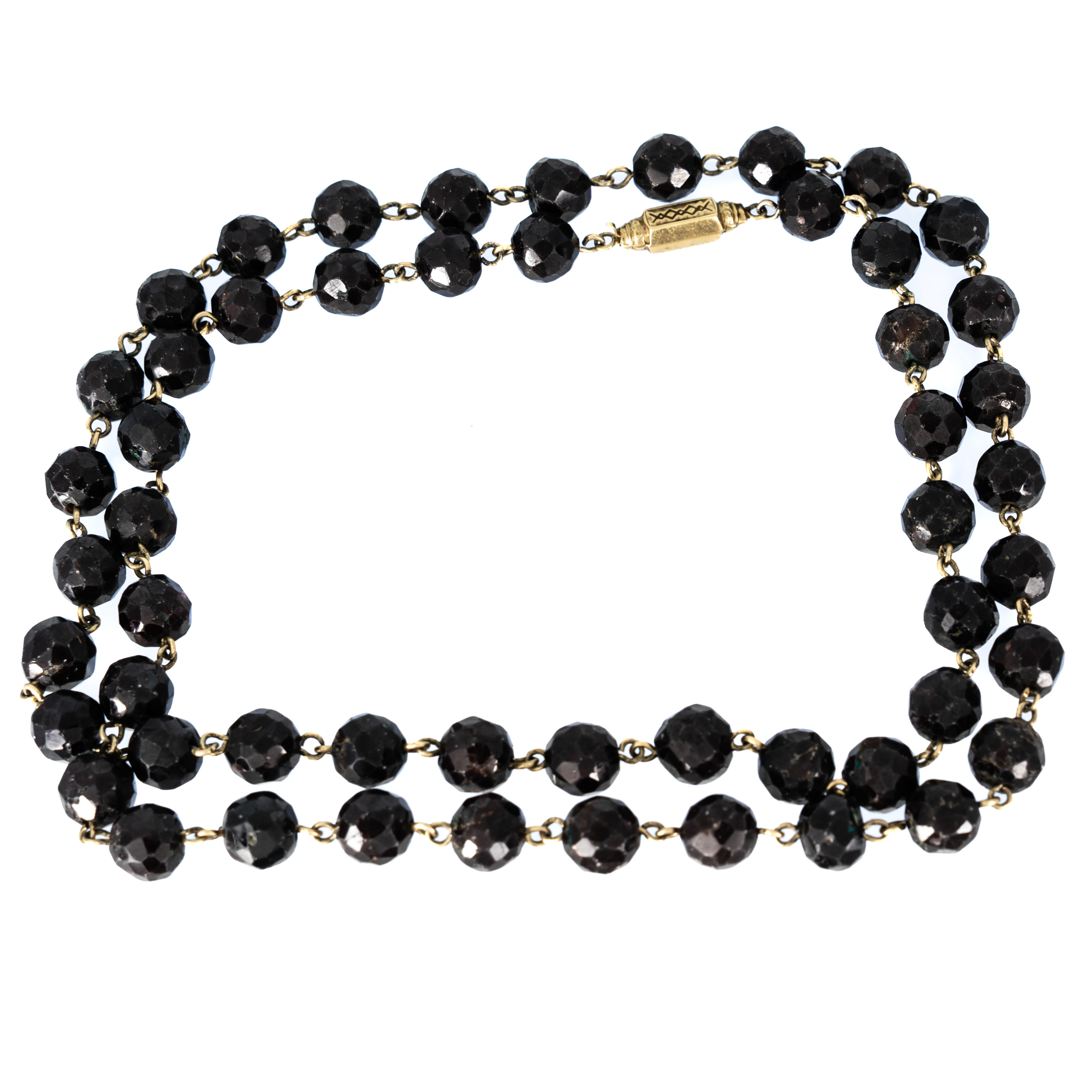 COLLIER, Med fasetterade kulor av onyx, Lås i 14K Guld, 1900-tal.