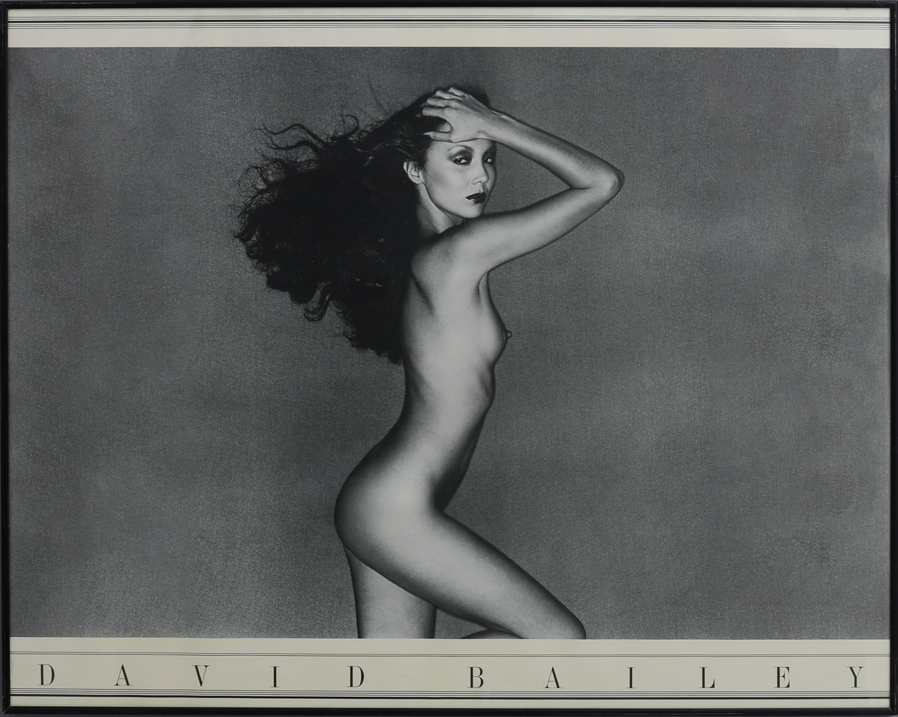AFFISCH/POSTER. EN AFFISCH MED EN NAKEN KVINNA I PROFIL AV DEN BRITTISKE FOTOGRAFEN DAVID BAILEY.