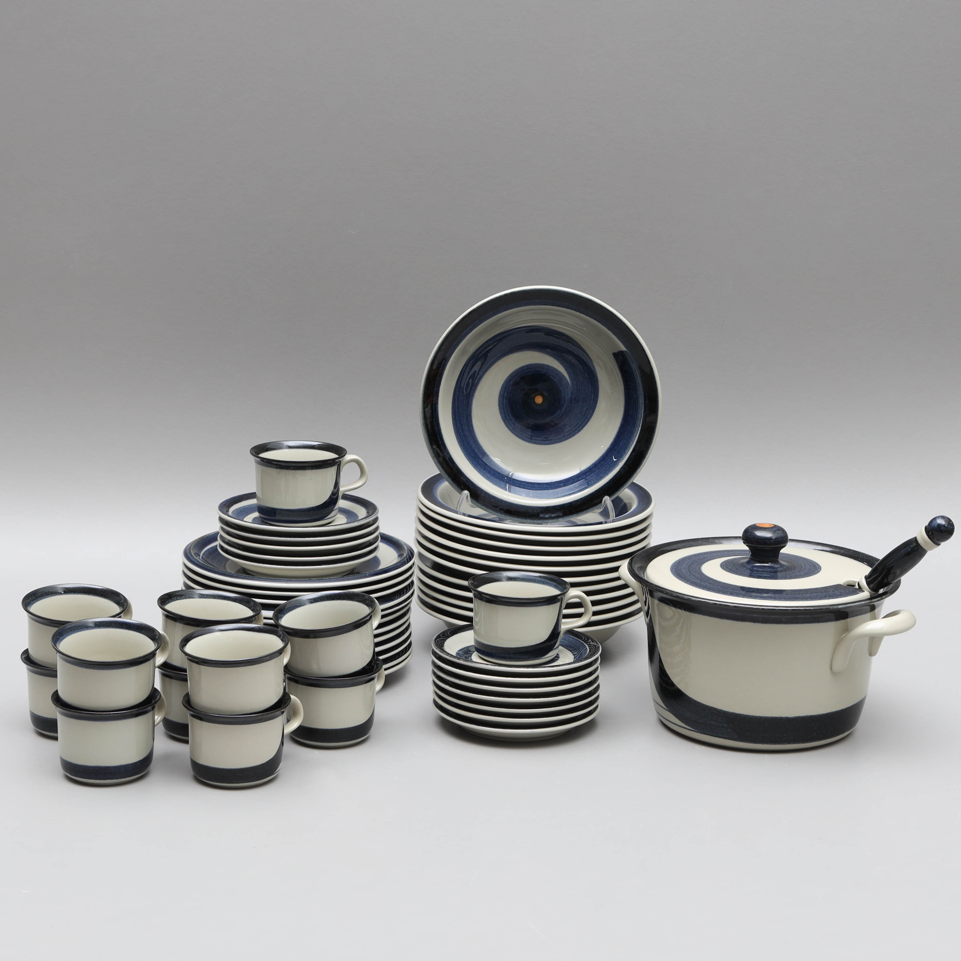 CHRISTINA CAMPBELL. Kaffe/glöggservis, 50 delar, stengods, "Glunt", handmålad, Rörstrand, 1960/70-tal.