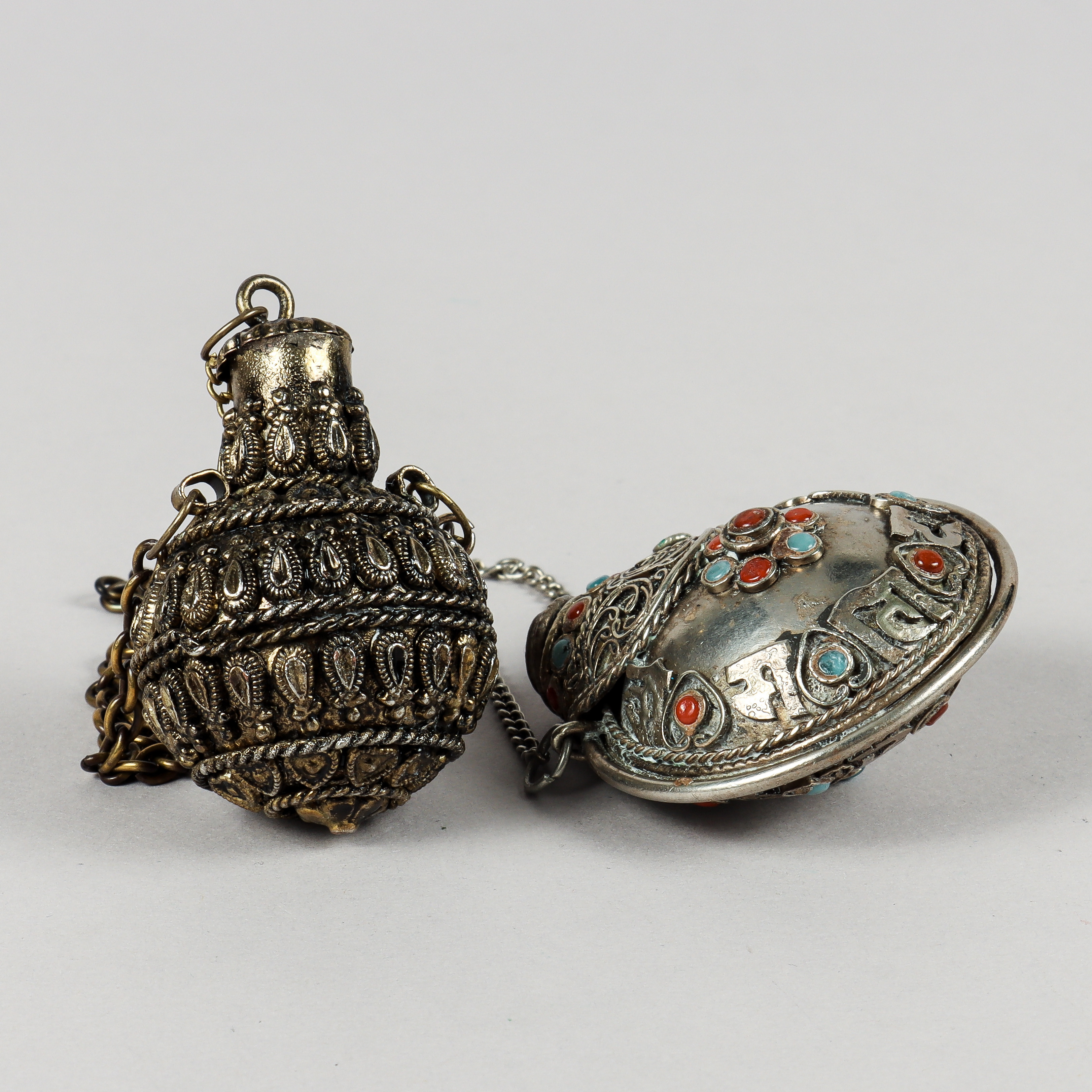 PARFYMFLASKOR / SNUSFLASKOR, 2 stycken, metall, orientaliska.
