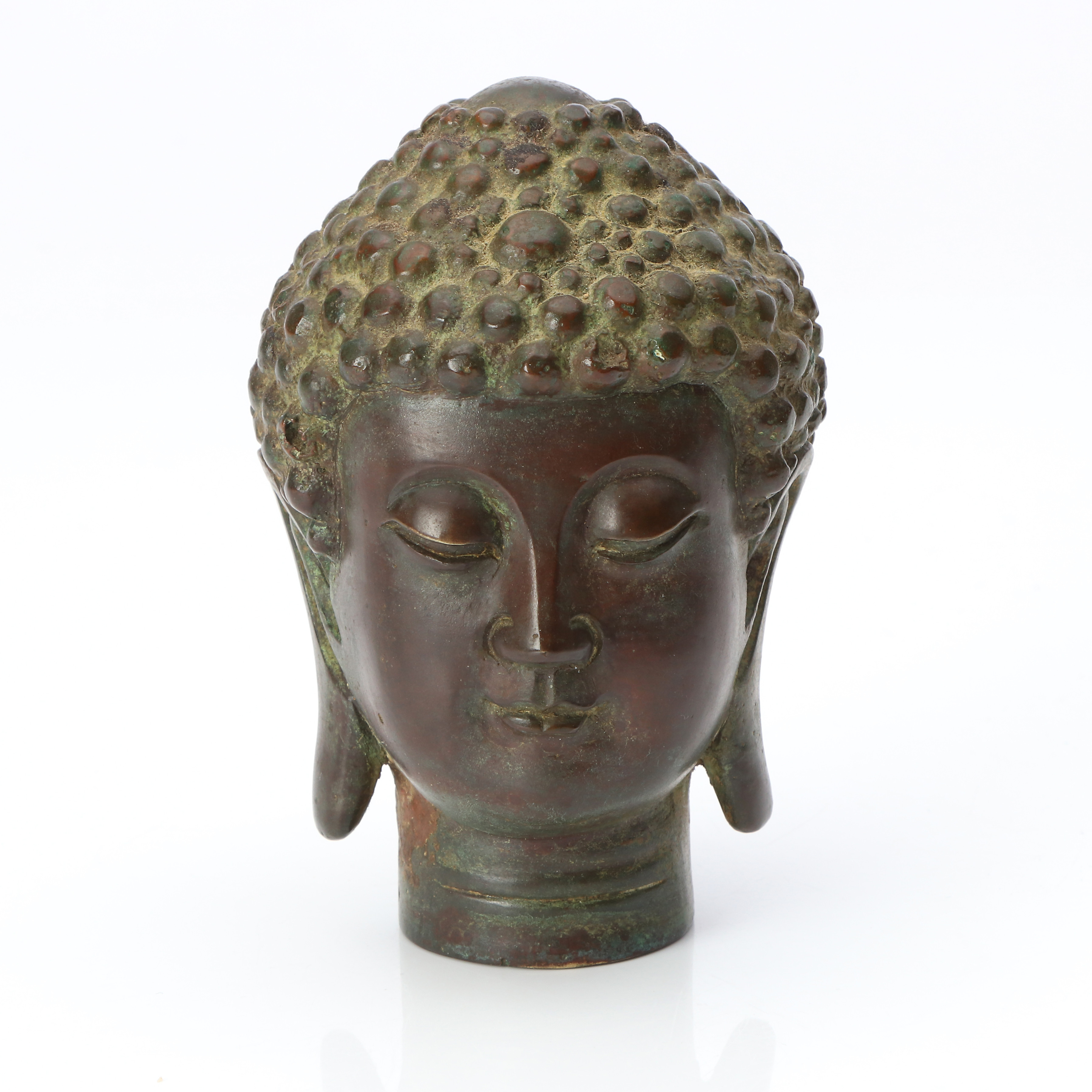 BUDDHAHUVUD. Patinerad brons. 1900-tal.