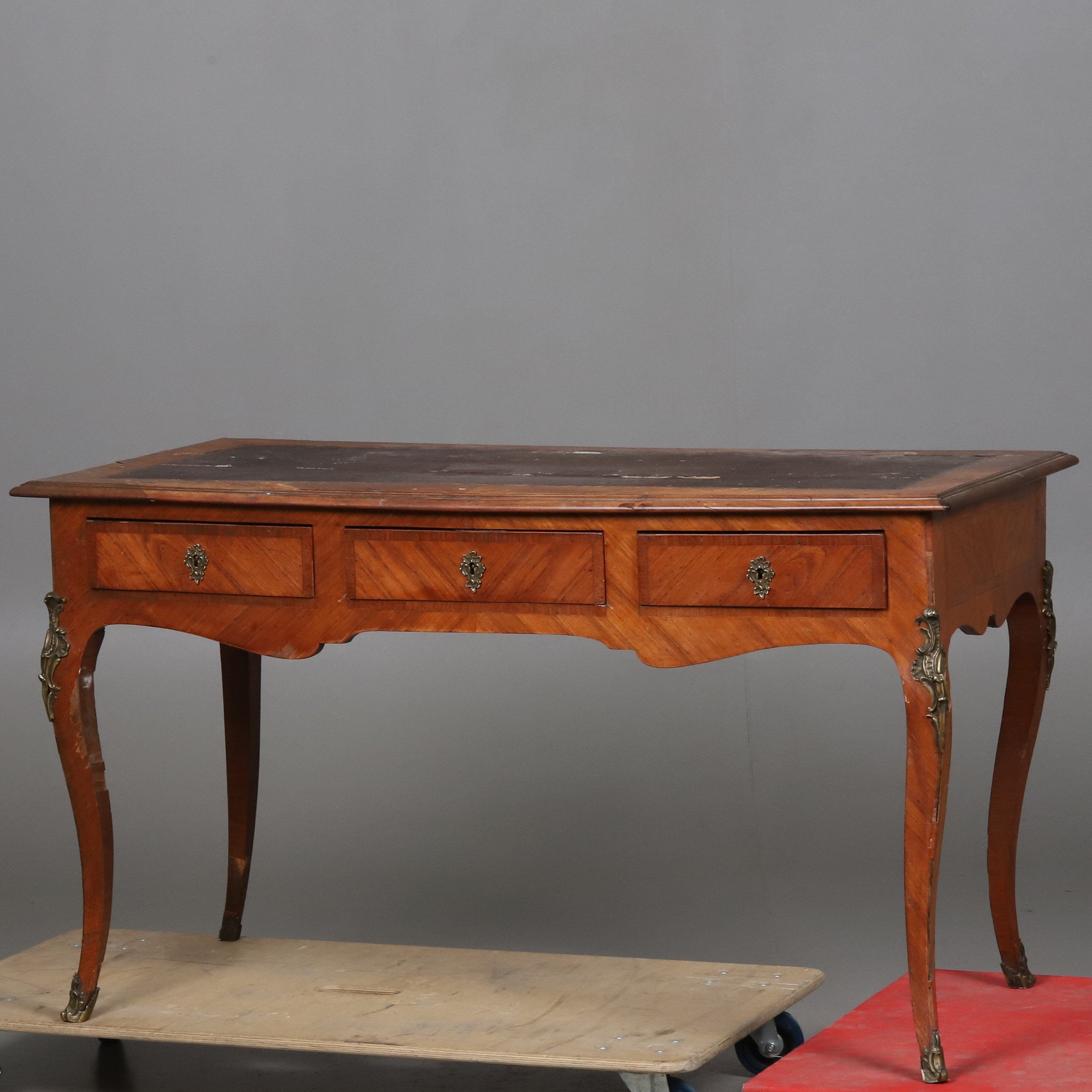 SKRIVBORD, Fanerat trä med mässingsdetaljer, rokoko, Frankrike 17/1800-tal.