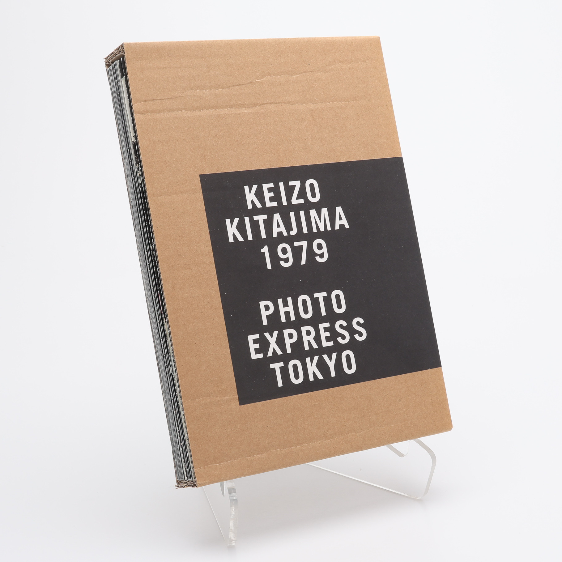FOTO. DEN JAPANSKE FOTOGRAFEN KEIZO KITAJAMAS NYTRYCK AV PHOTO EXPRESS TOKYO I TRETTON GENOMILLUSTRERADE HÄFTEN.