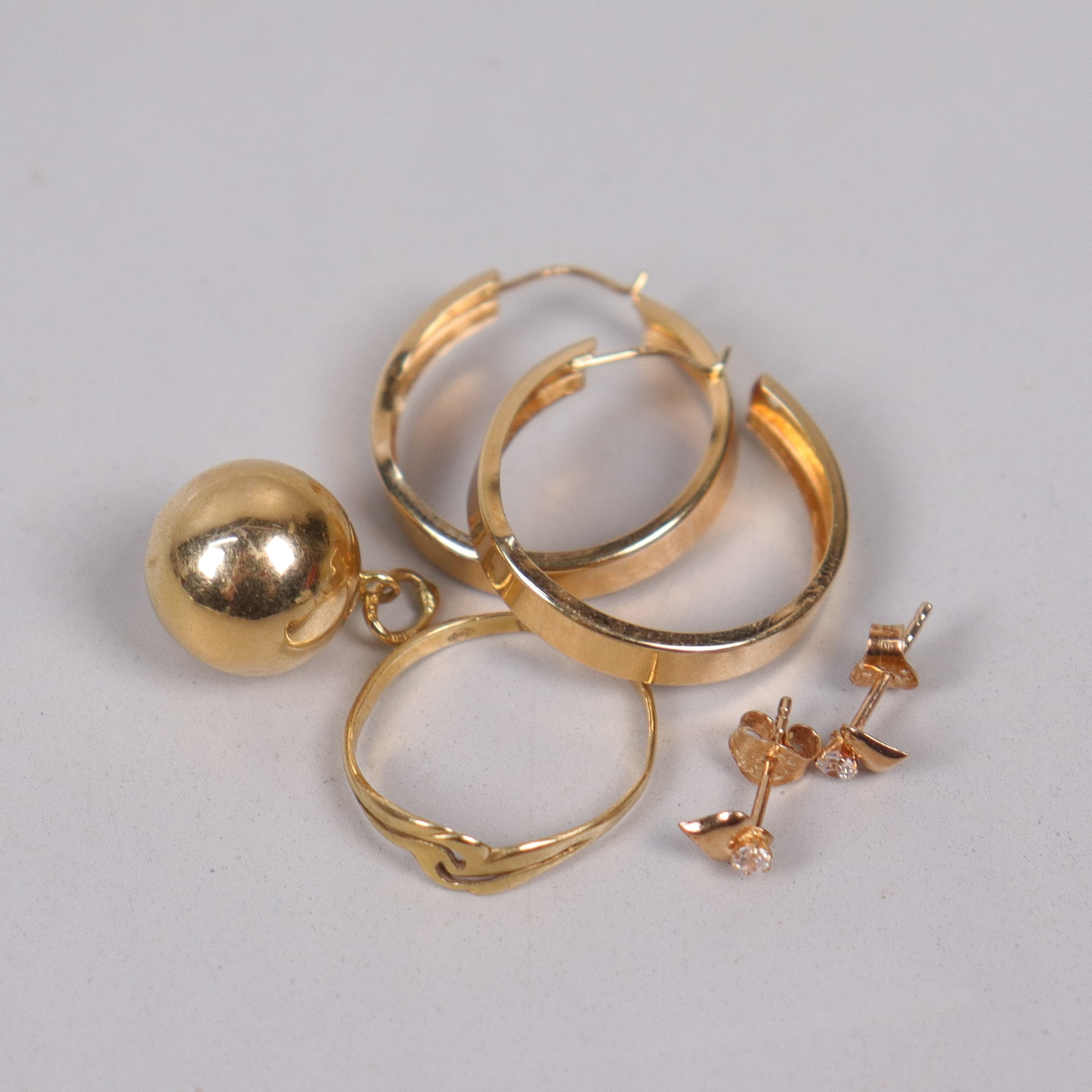 SMYCKEN, 18k guld, ring, hänge och örhängen.