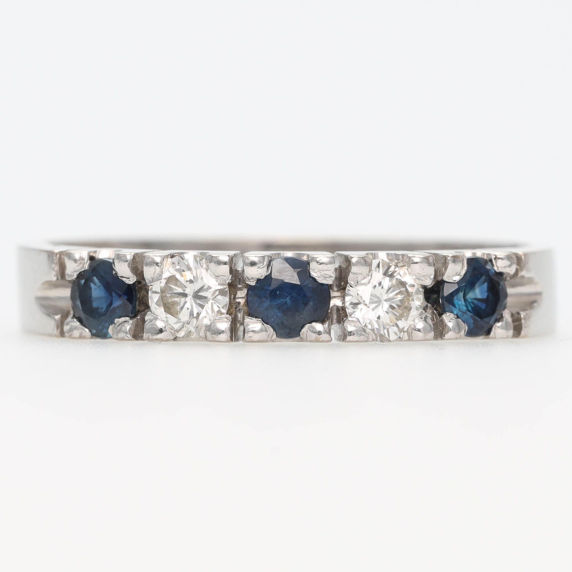 RING, 18 k vitguld, diamanter 0,22 ct samt safirer.