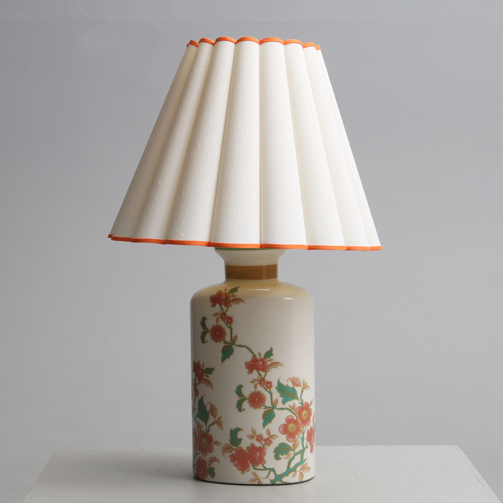 BORDSLAMPA, Porslin med dekor av blommor, 1900-tal.