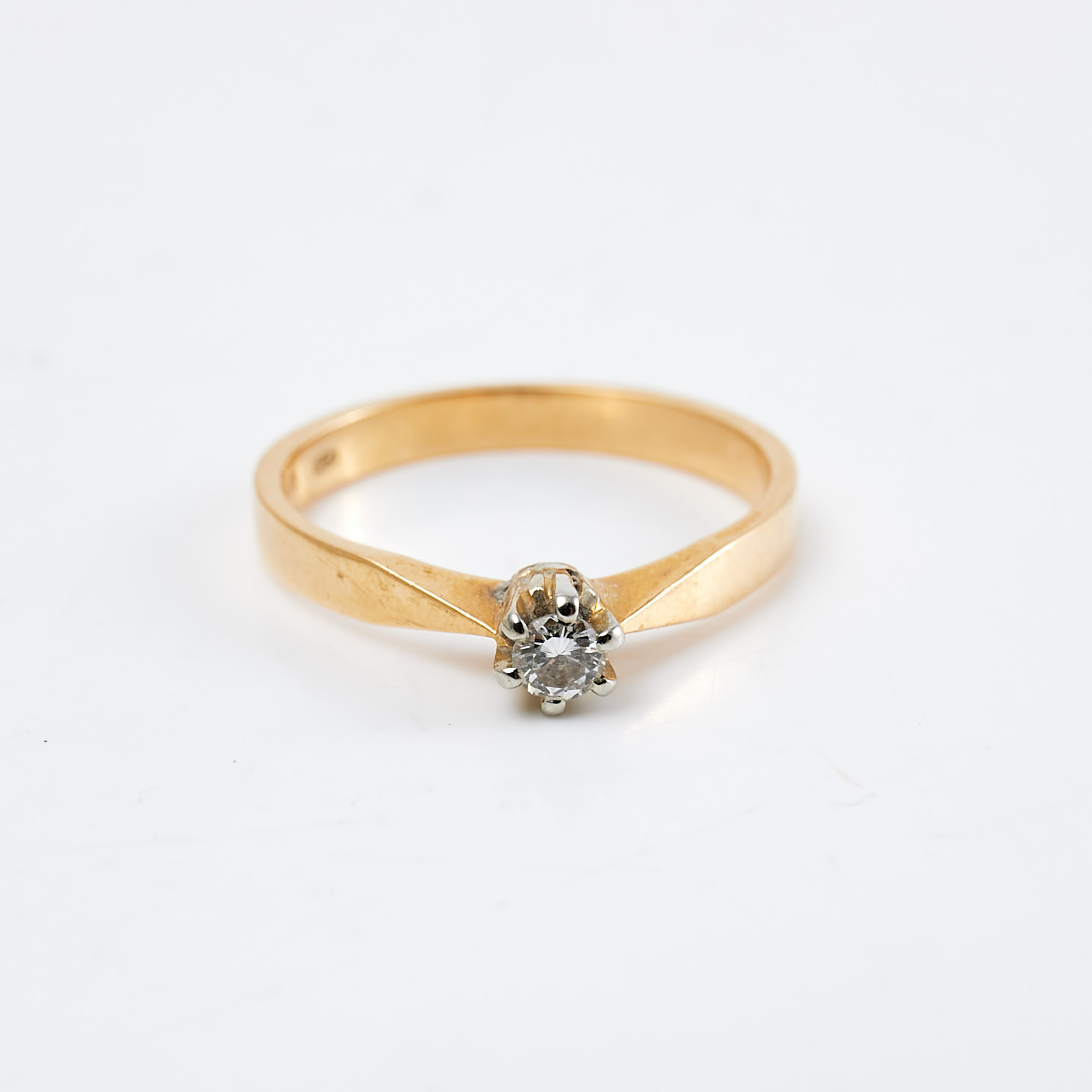RING, 18 k guld, 1 briljantslipad diamant, enligt gravyr ca 0,10 ct, svensk importstämpel.